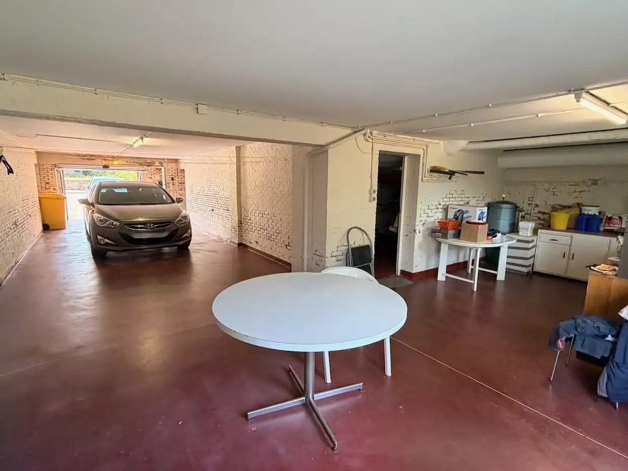 Ruime halfopen woning met overdekt zwembad op topligging foto 18