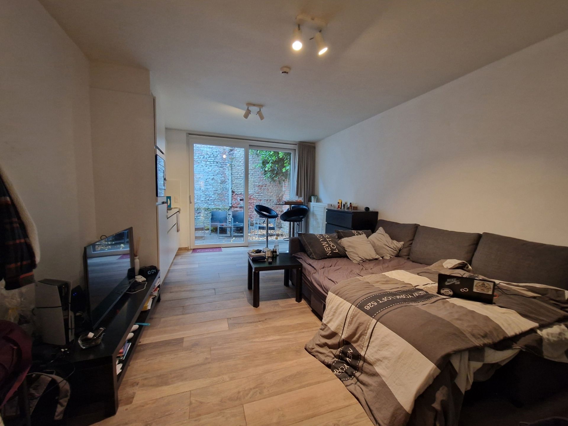 Gelijkvloerse recente studio met terras en eigen sanitair foto {{pictureIndex}}