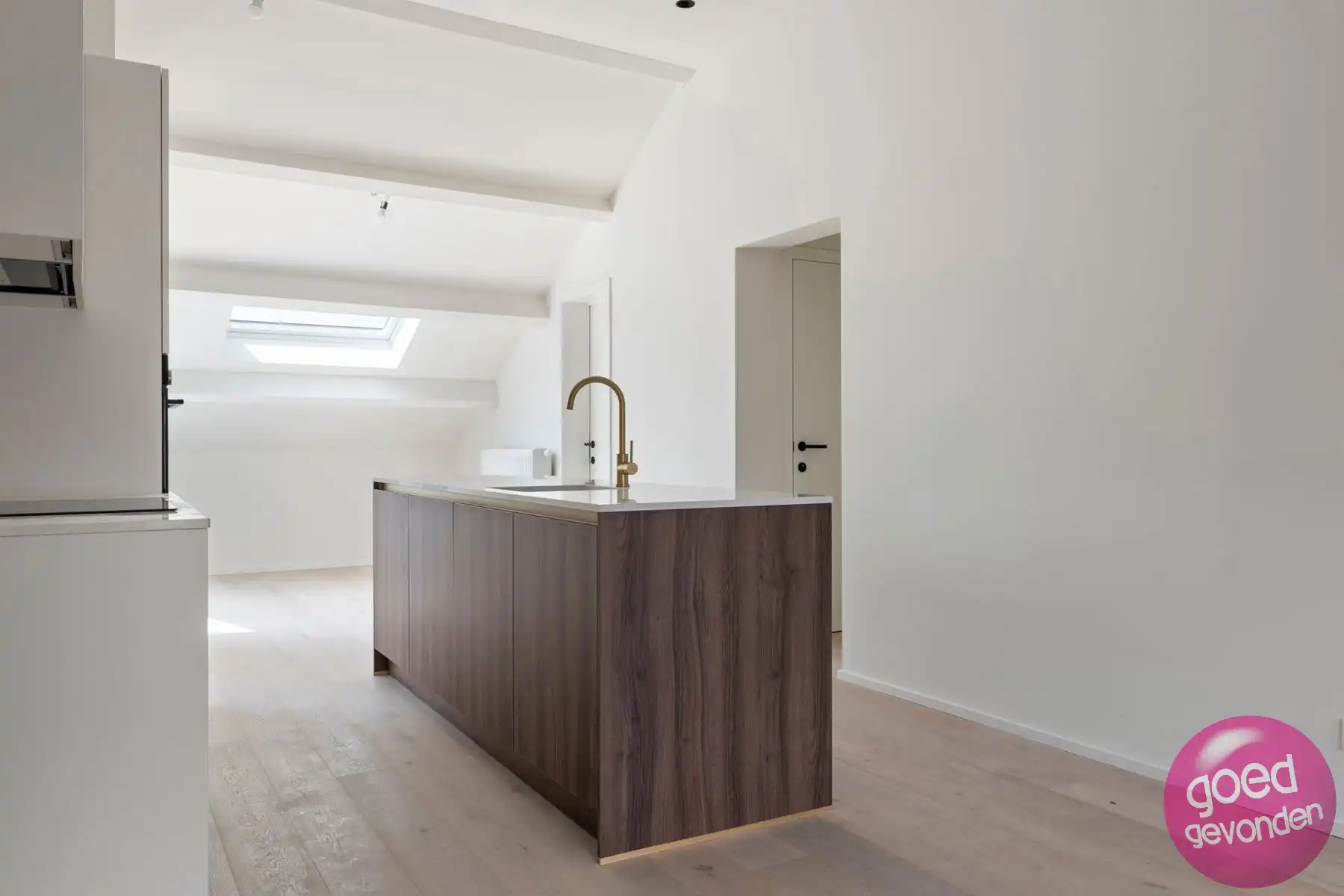 NIEUW APP - 1of2 SLK - TERRAS - KELDER - CENTRUM - GEEN BTW foto 5