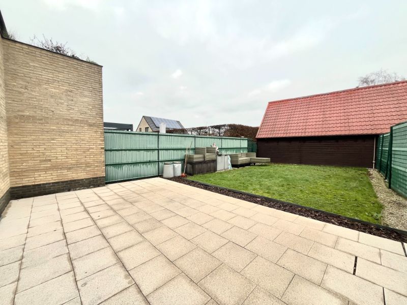 GELIJKVLOERS APPARTEMENT MET TWEE SLAAPKAMERS EN TUIN foto 8