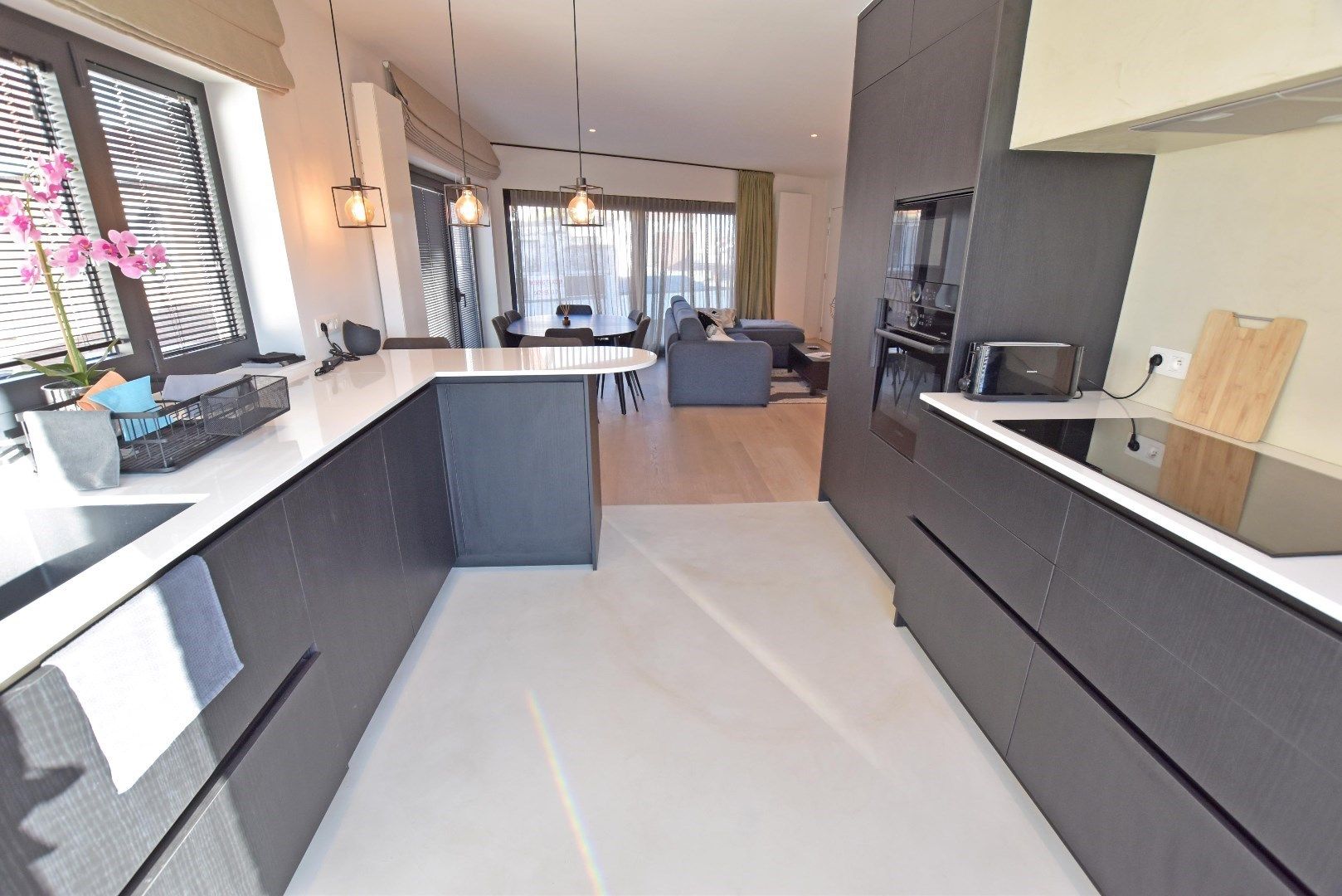 Mooi gemeubeld appartement met 3 slk's in een gegeerde straat in het oude Knokke nabij de groentenmarkt! foto 3