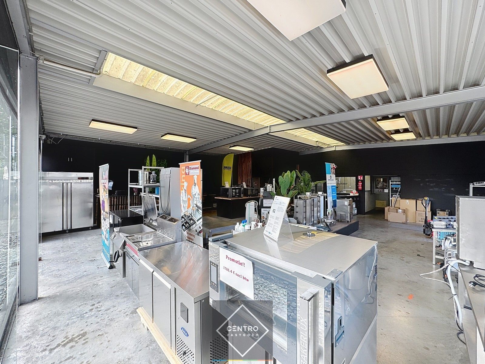 BEDRIJFSPAND te koop op AAA-locatie! Verwarmd MAGAZIJN/TOONZAAL met burelen en instapklare WONING te Brugge (Sint-Michiels). foto 4