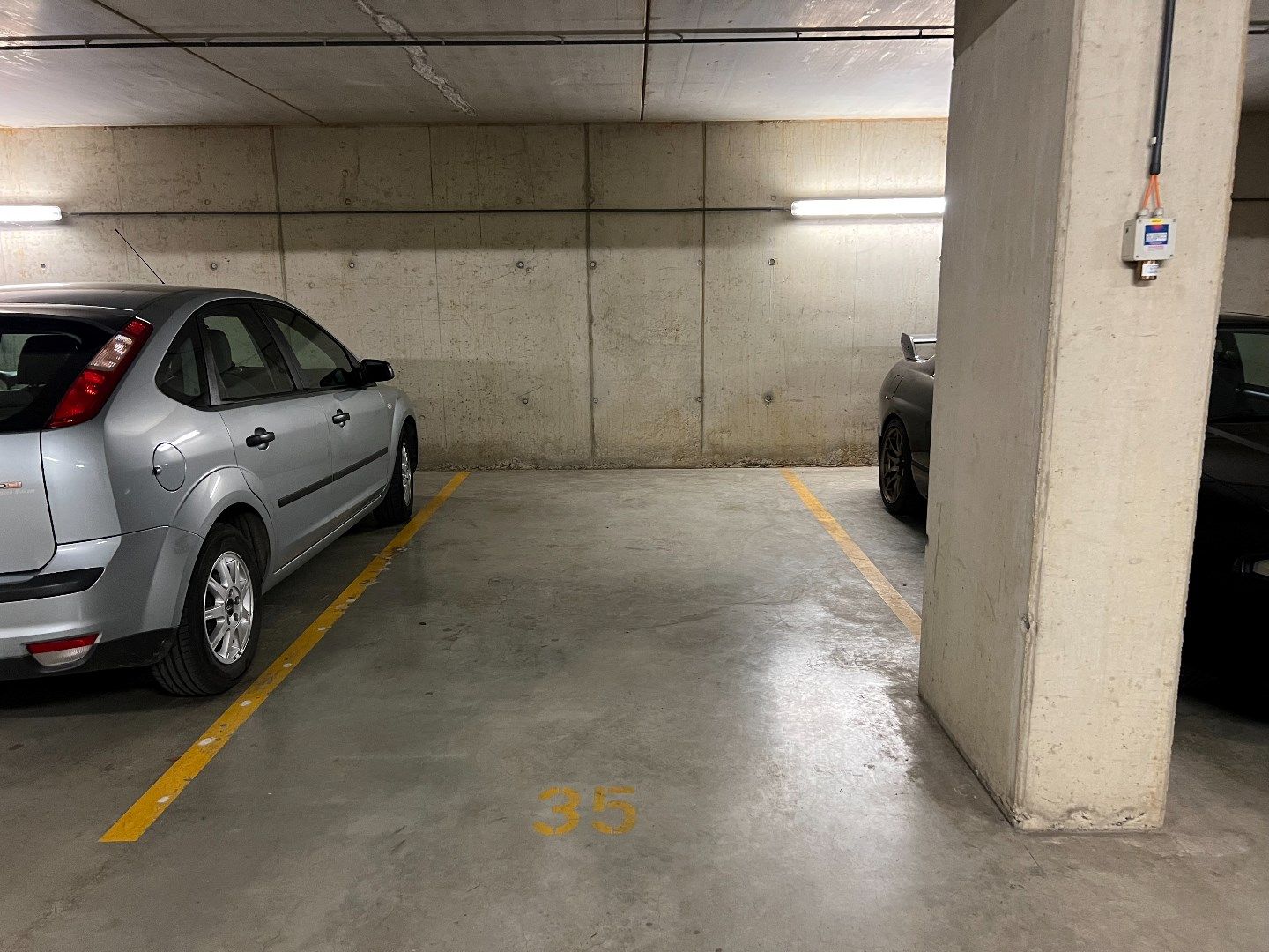 Zeer goed gelegen overdekte autostaanplaats in parkeerkelder foto {{pictureIndex}}