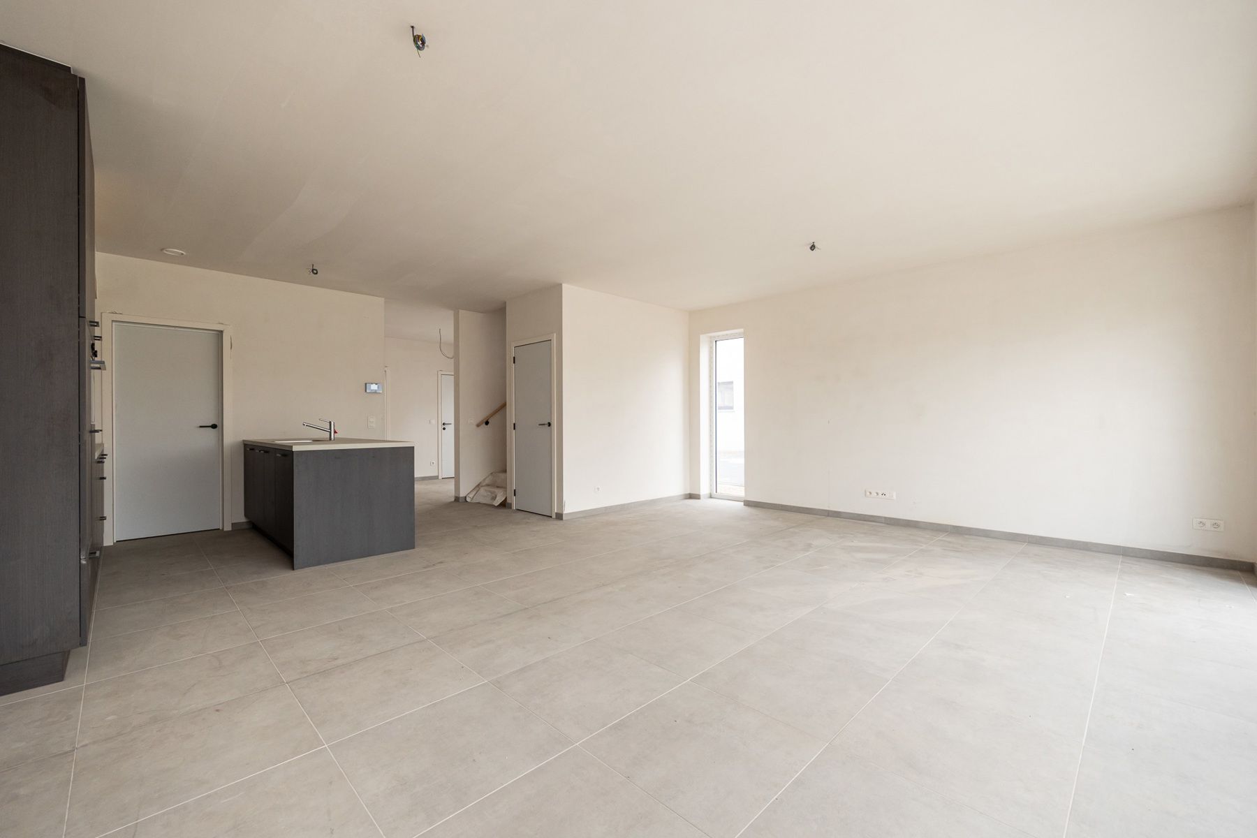 Halfopen woning met 3 slaapkamers en carport/fietsenberging op perceel van ca 370 m² foto 3