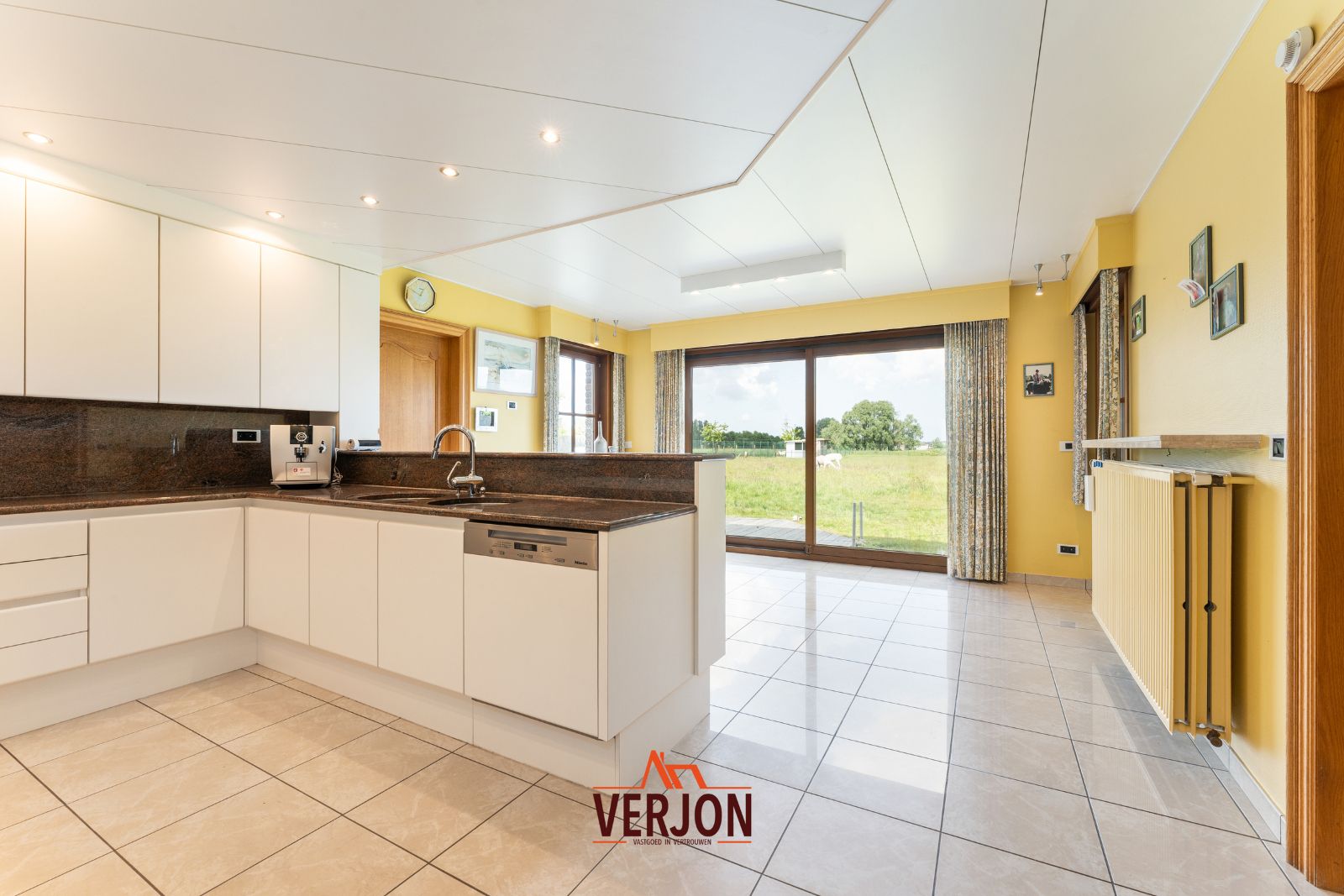 Riante villa op 13.722m2 met 6 slaapkamers, dubbele garage en prachtig vergezicht foto 13