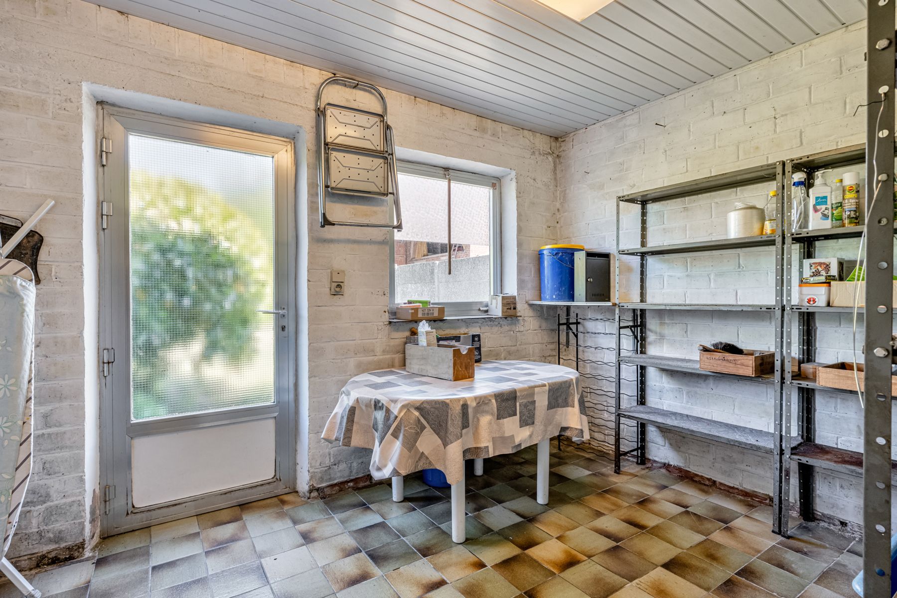 Te renoveren gezinswoning met inpandige garage en tuin  foto 13