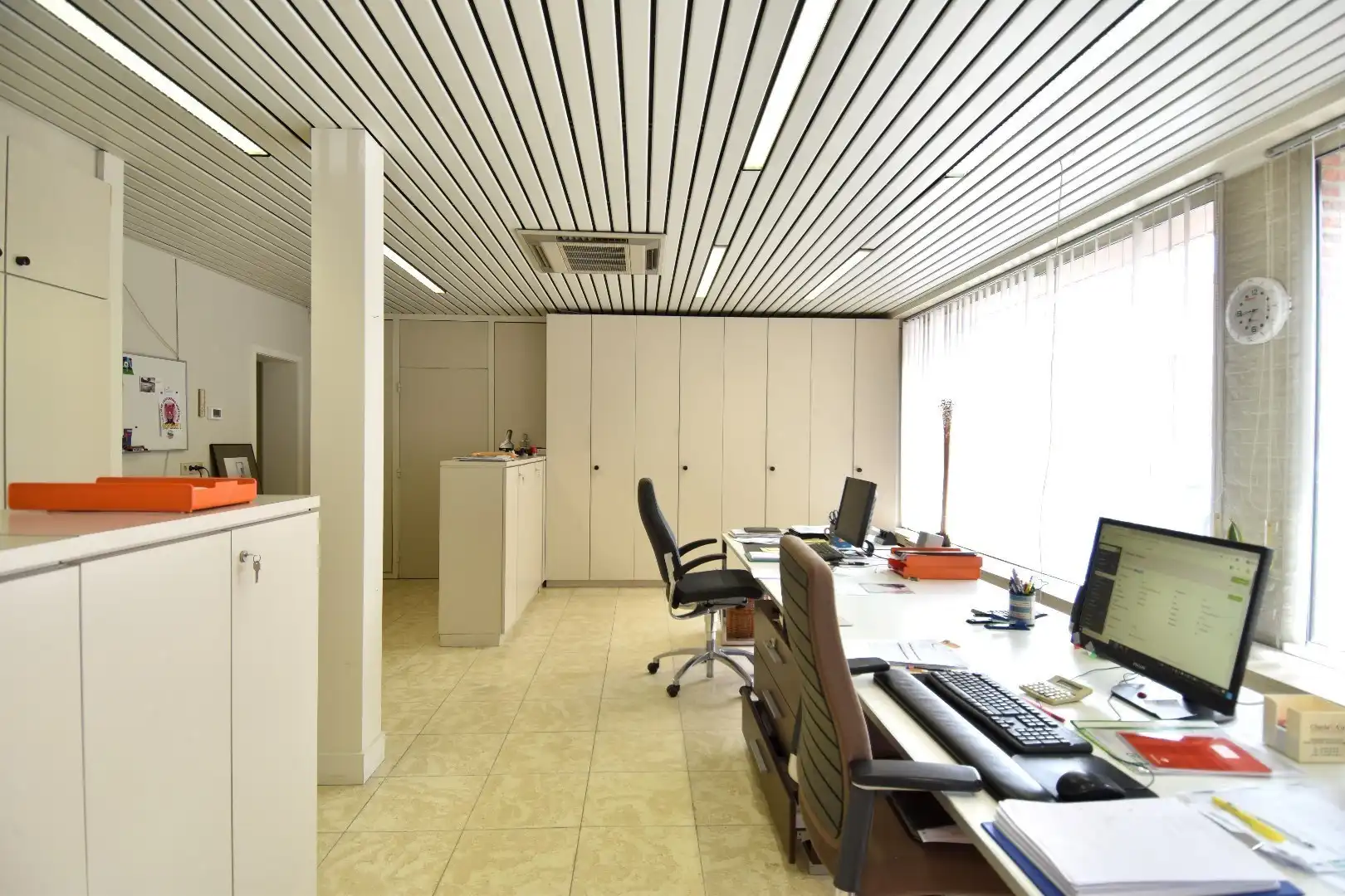 Interessante opbrengsteigendom (204m² kantoor + 3 appartementen + garages/parkings + 295m² loods) op toplocatie in Bissegem foto 9