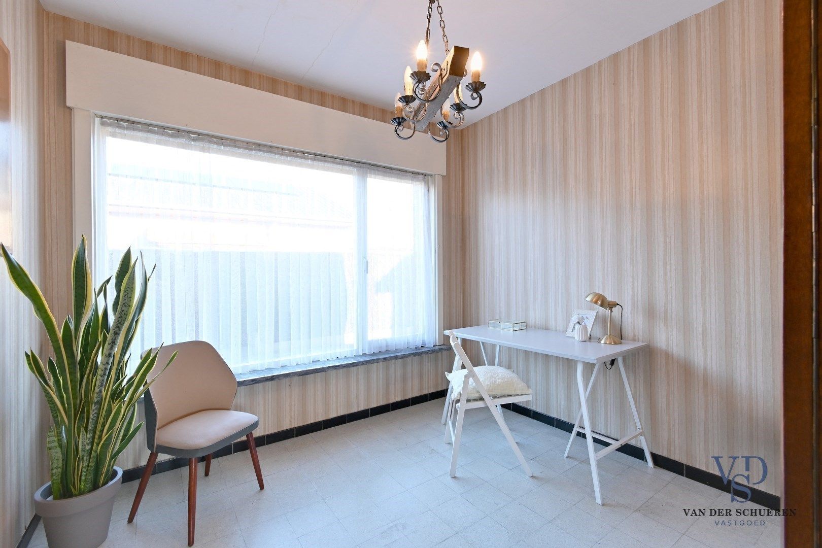 Degelijke bungalowwoning gelegen in een rustige verkaveling foto 12