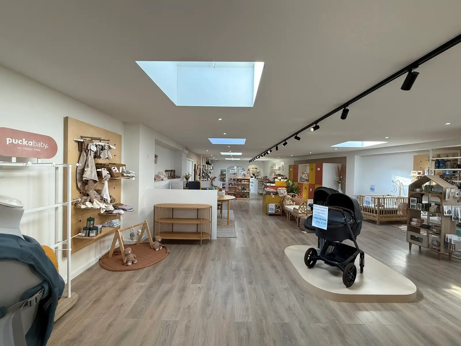 Zeer centraal gelegen polyvalent handelspand bestaande uit winkelruimte/kantoorruimte  foto 4