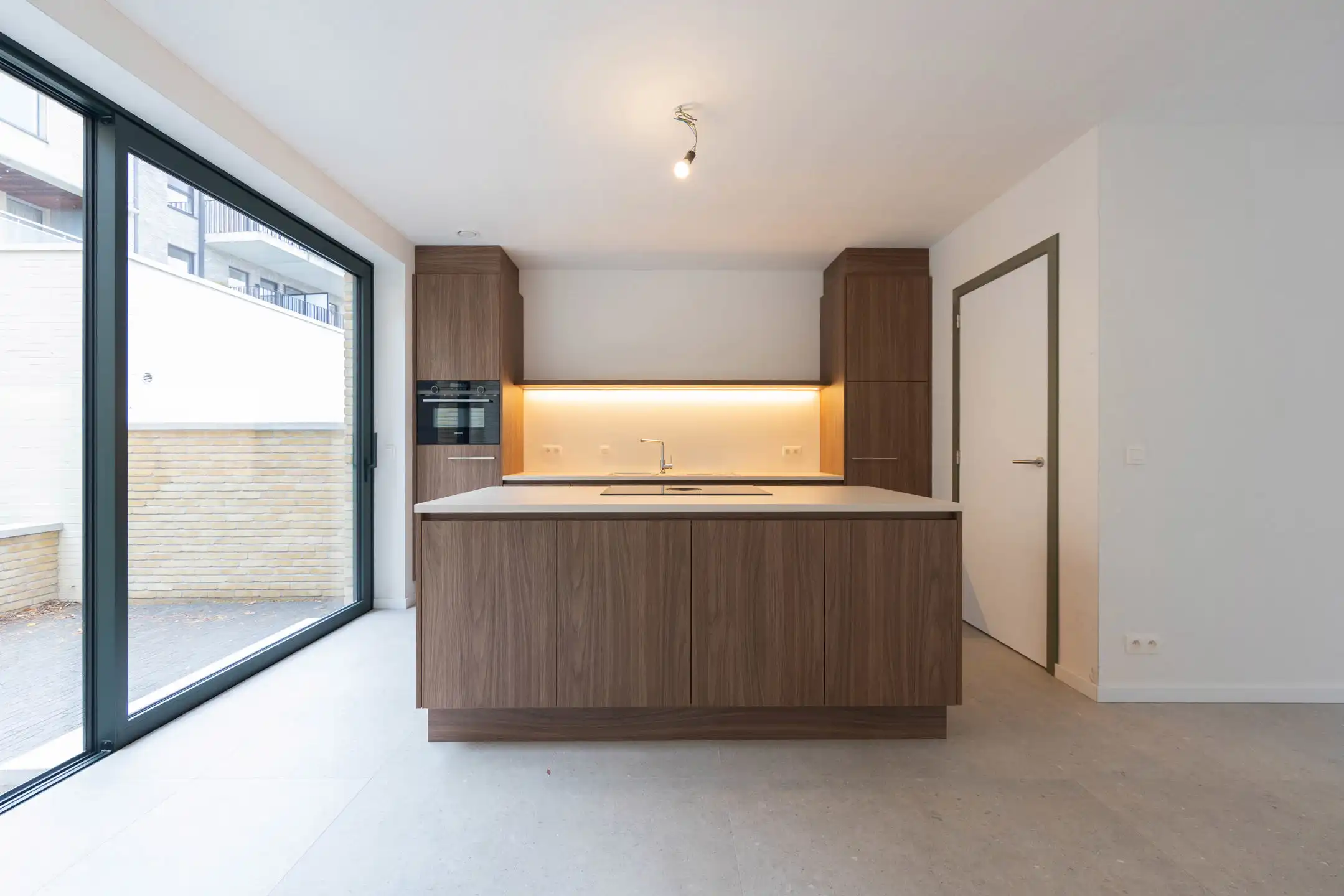 BRASSCHAAT - Modernistische, groene oase in hartje Brasschaat foto 2