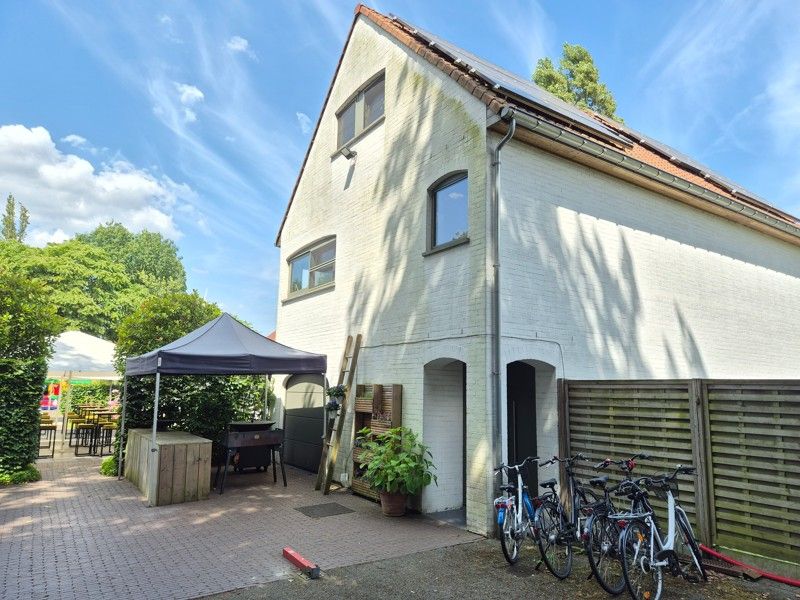 FEESTZAAL & RESTAURANT MET GERENOVEERDE WONING TE KOOP IN GENT foto {{pictureIndex}}