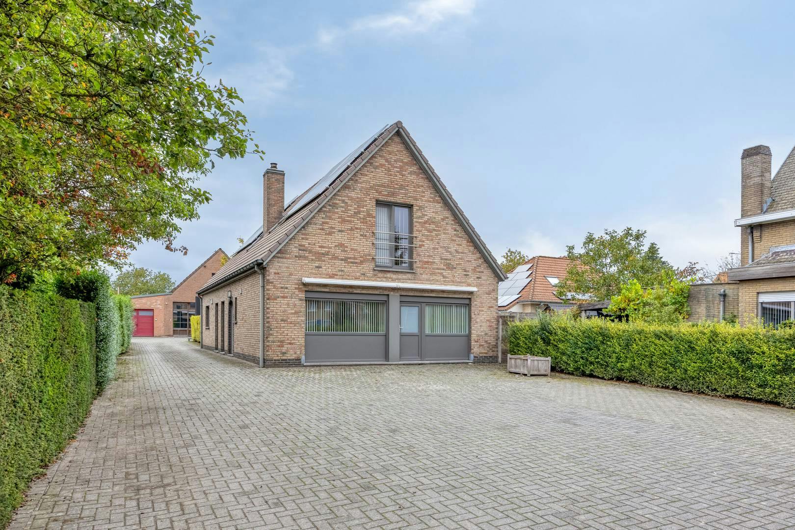 Unieke handelswoning met magazijn in Zomergem foto 2