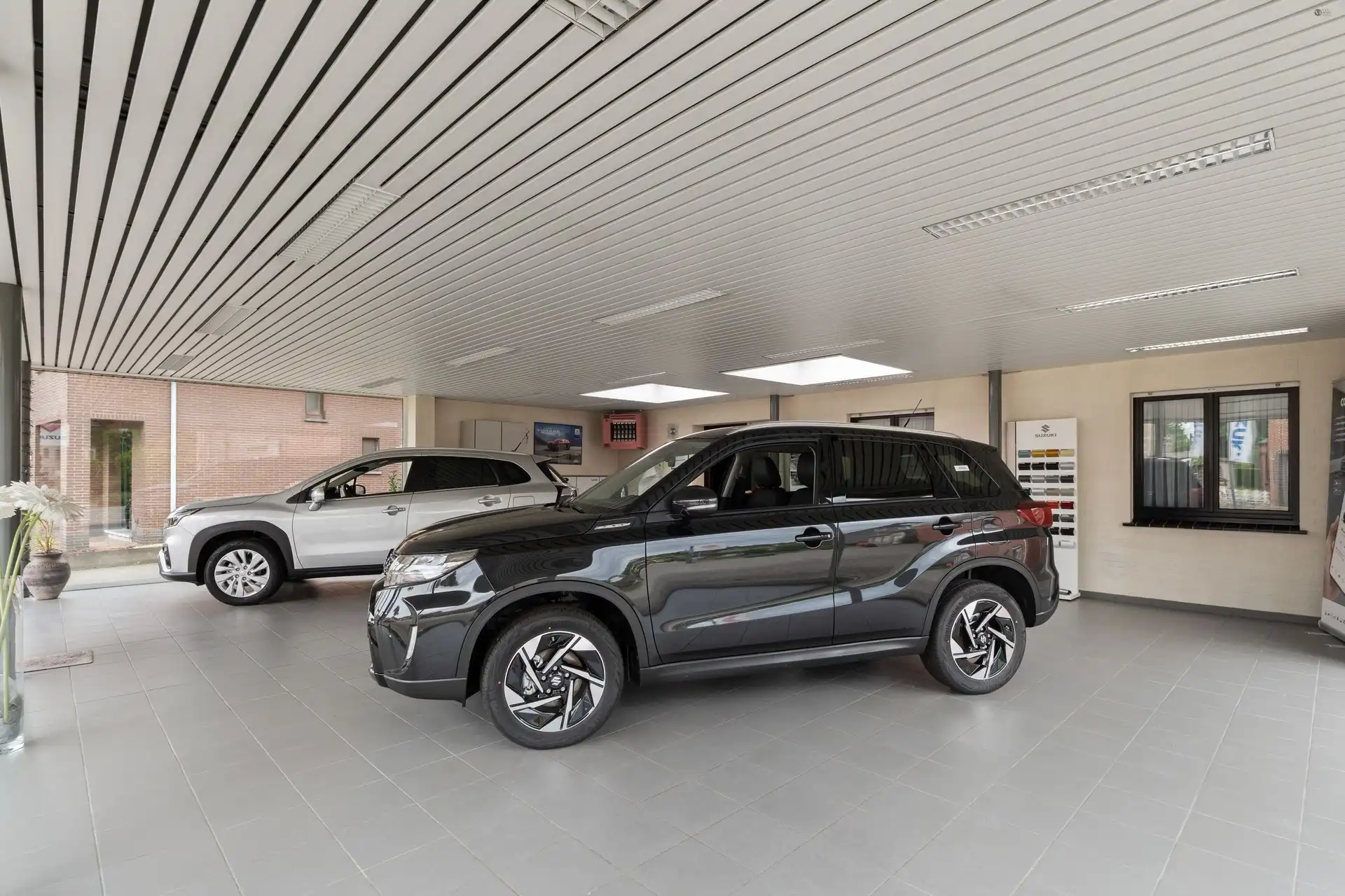 2 Vergunde magazijnen, showroom en woning op een ruim perceel foto 9