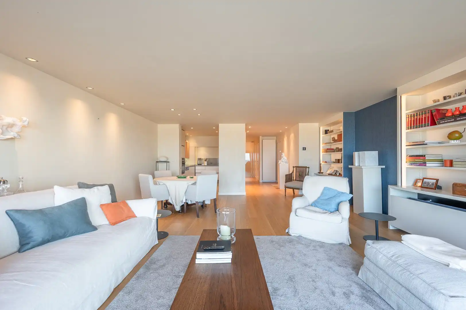 Prachtig appartement met frontaal zeezicht gelegen in hartje het Zoute met 6 meter gevelbreedte. foto 10