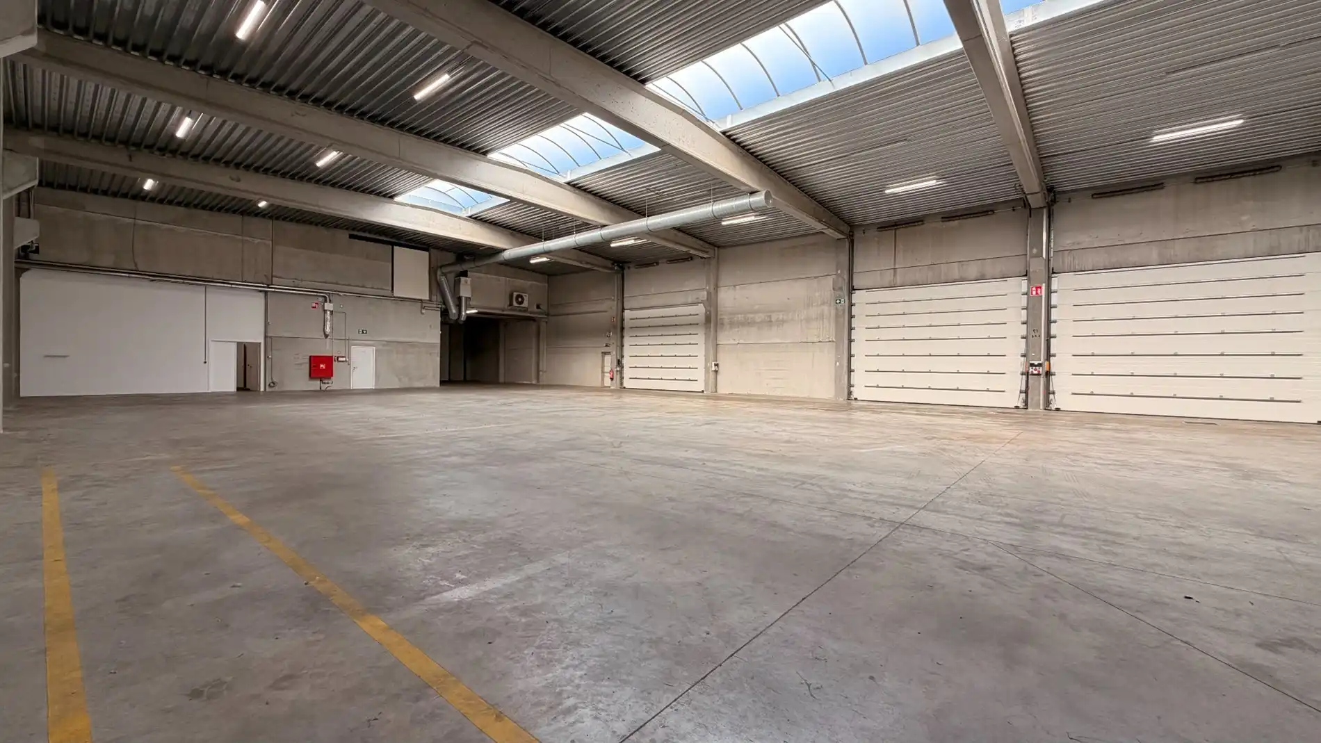 Magazijn met laadkade en kantoren te huur aan E17 in Kruibeke foto 4