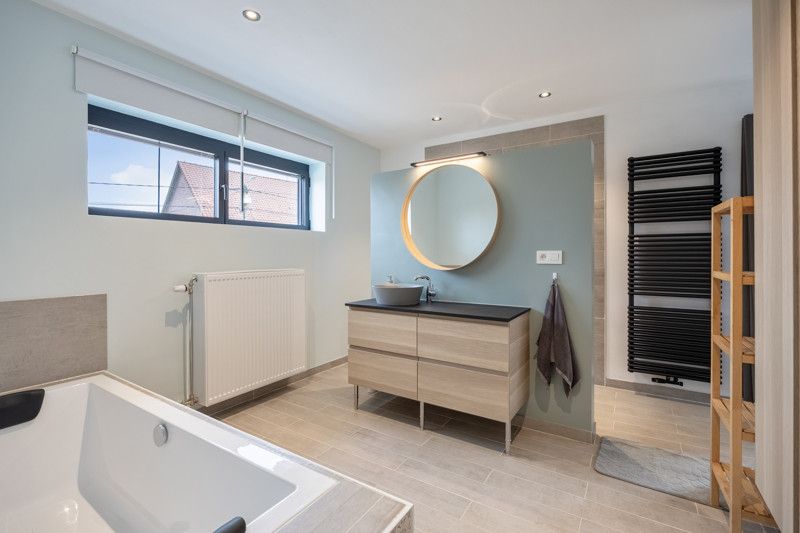 Recente, instapklare woning met garage en zwembad foto 22