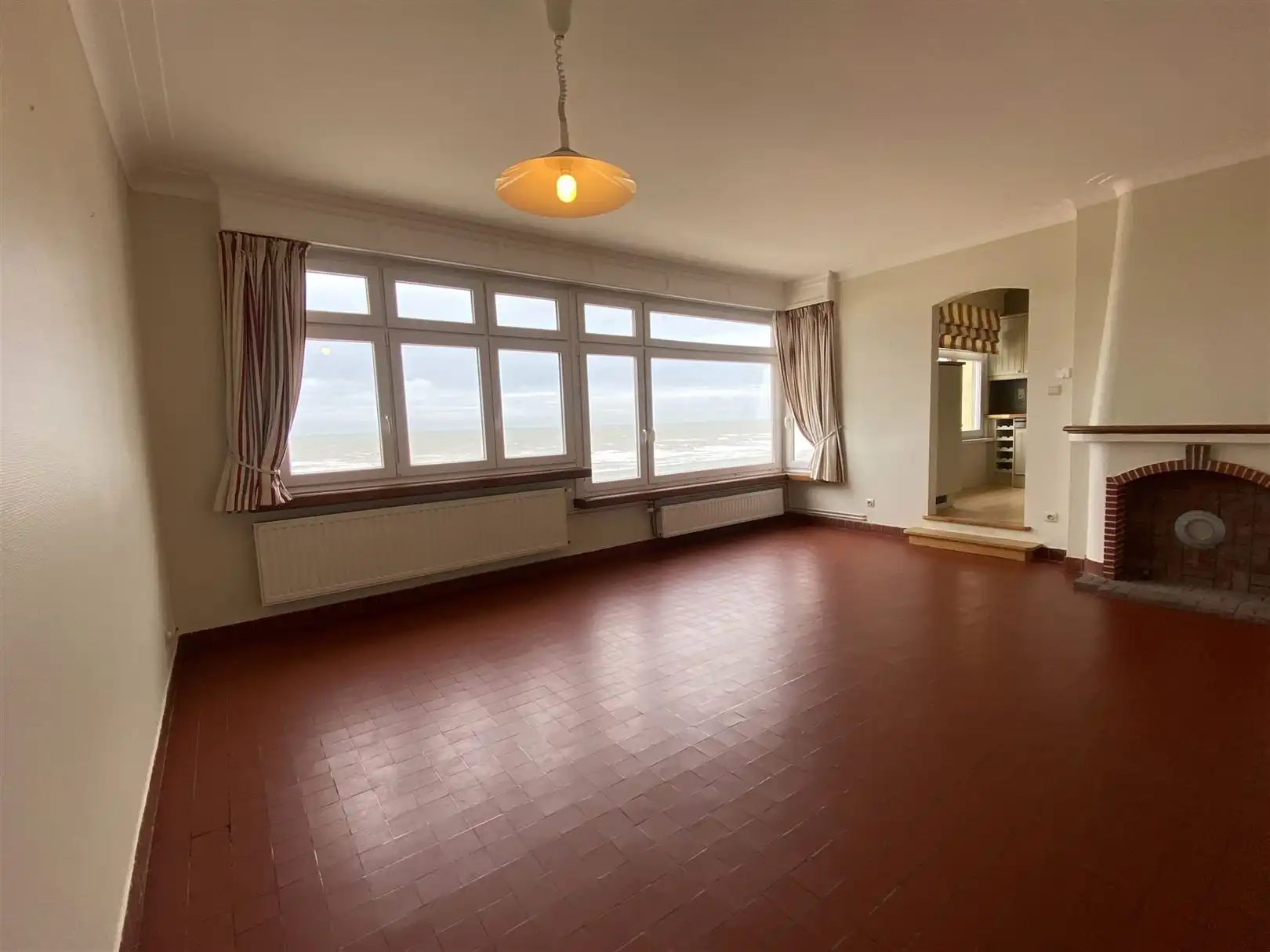 ongemeubeld appartement met frontaal zeezicht foto 3