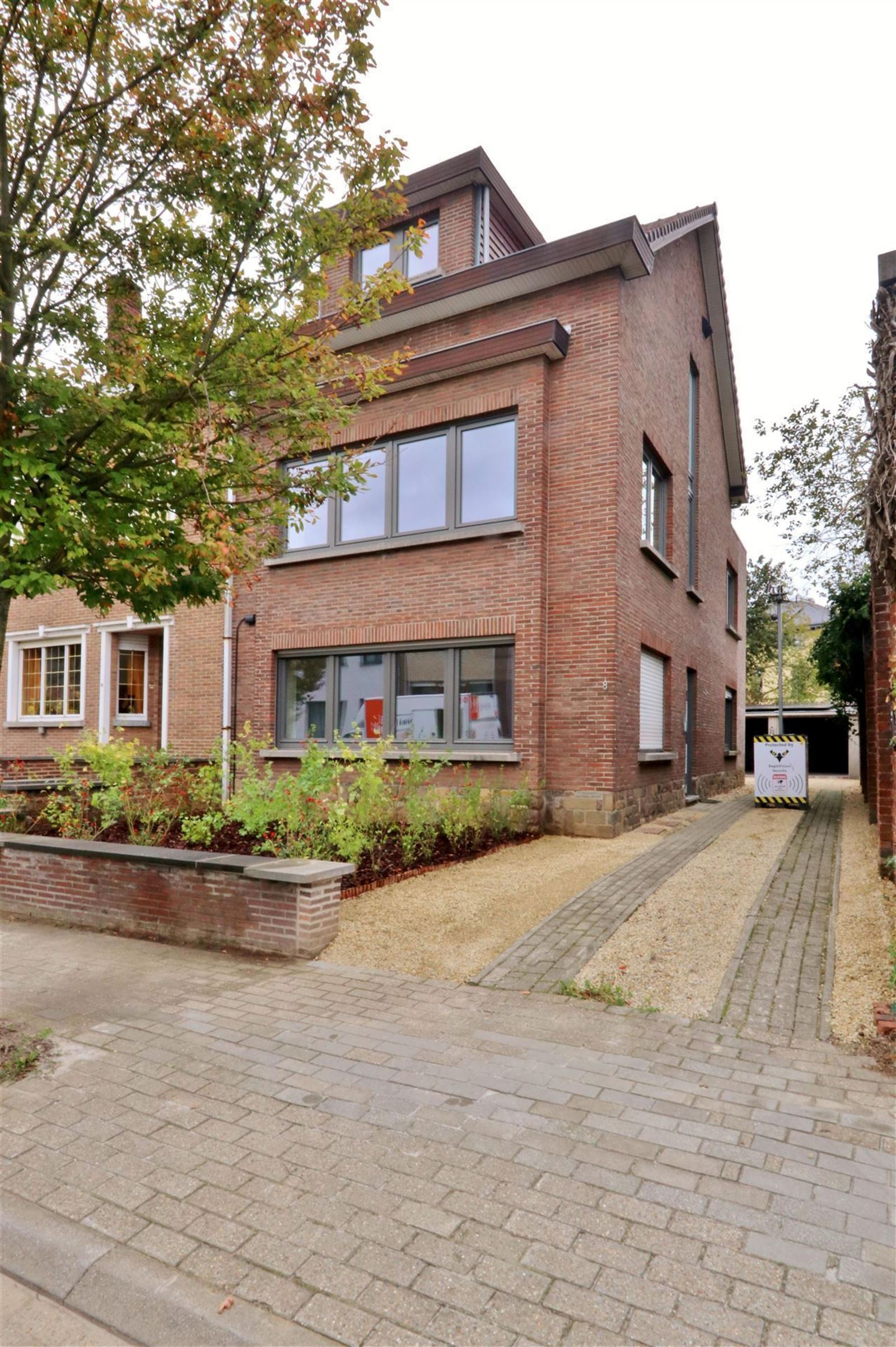 Opbrengstwoning met 2 volledig gerenoveerde appartementen en garages foto 18