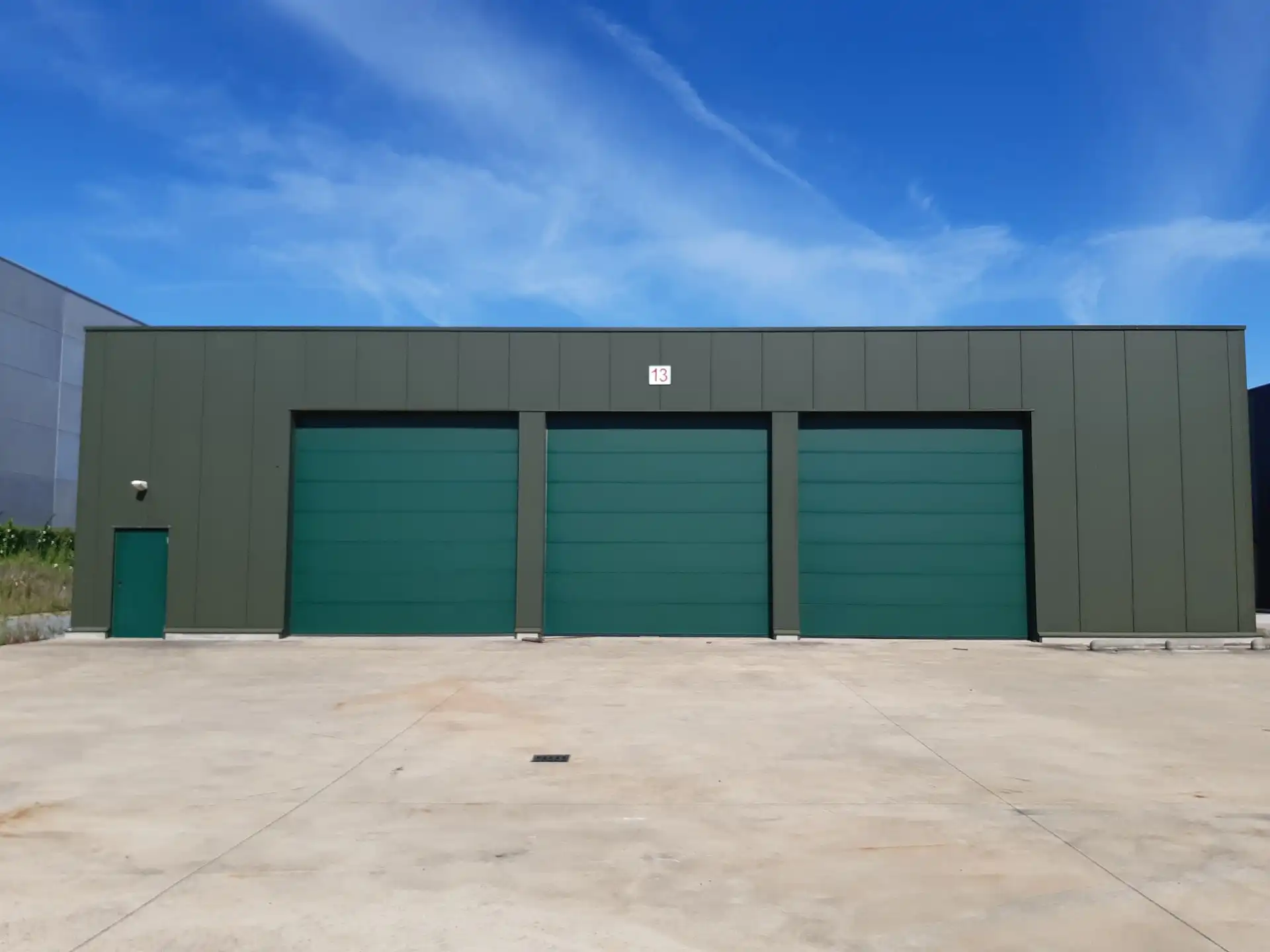 Bedrijfsunit van 575 m² te huur in Sint-Truiden. foto {{pictureIndex}}