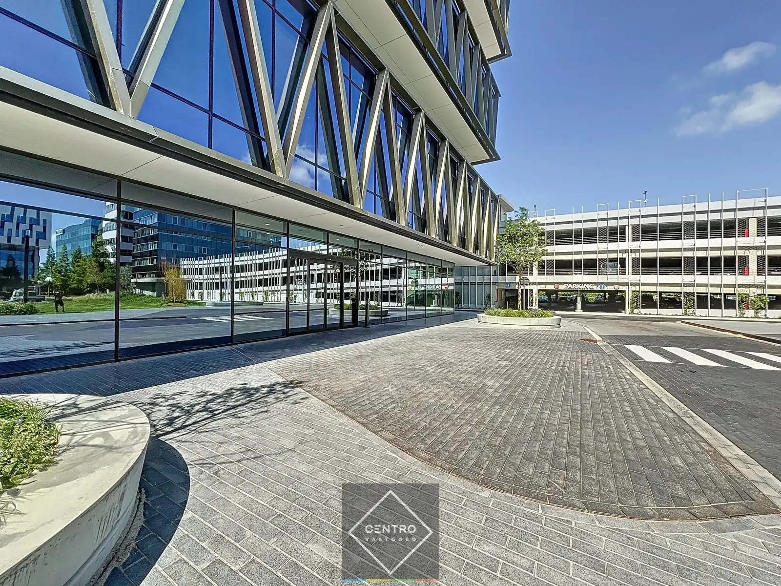 SCHERP GEPRIJSDE kantoorruimte (±240m²) met prachtige zichten in de Westwing Tower op de derde verdieping ! foto 3