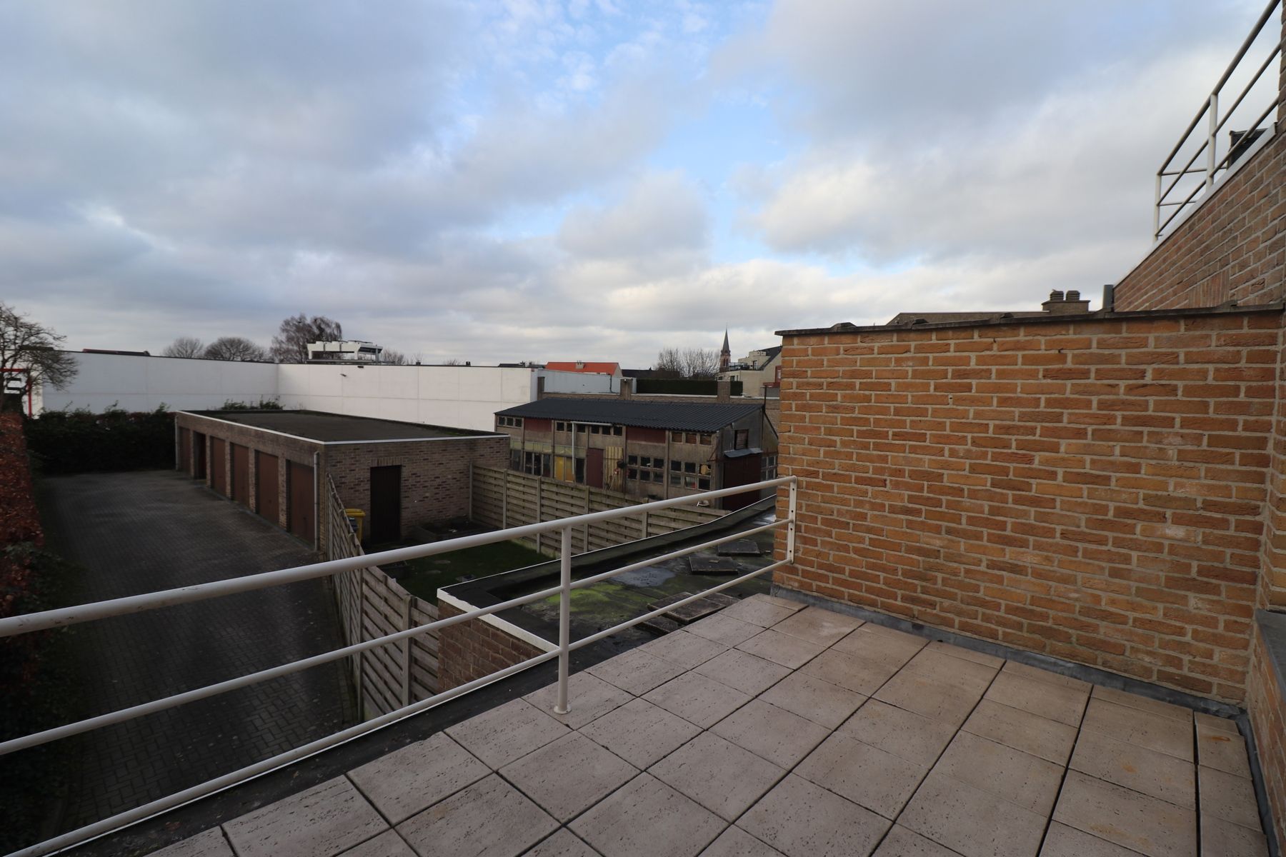 Een appartement op de 1ste verdieping met 2 slaapkamers, terras en garage. foto 8