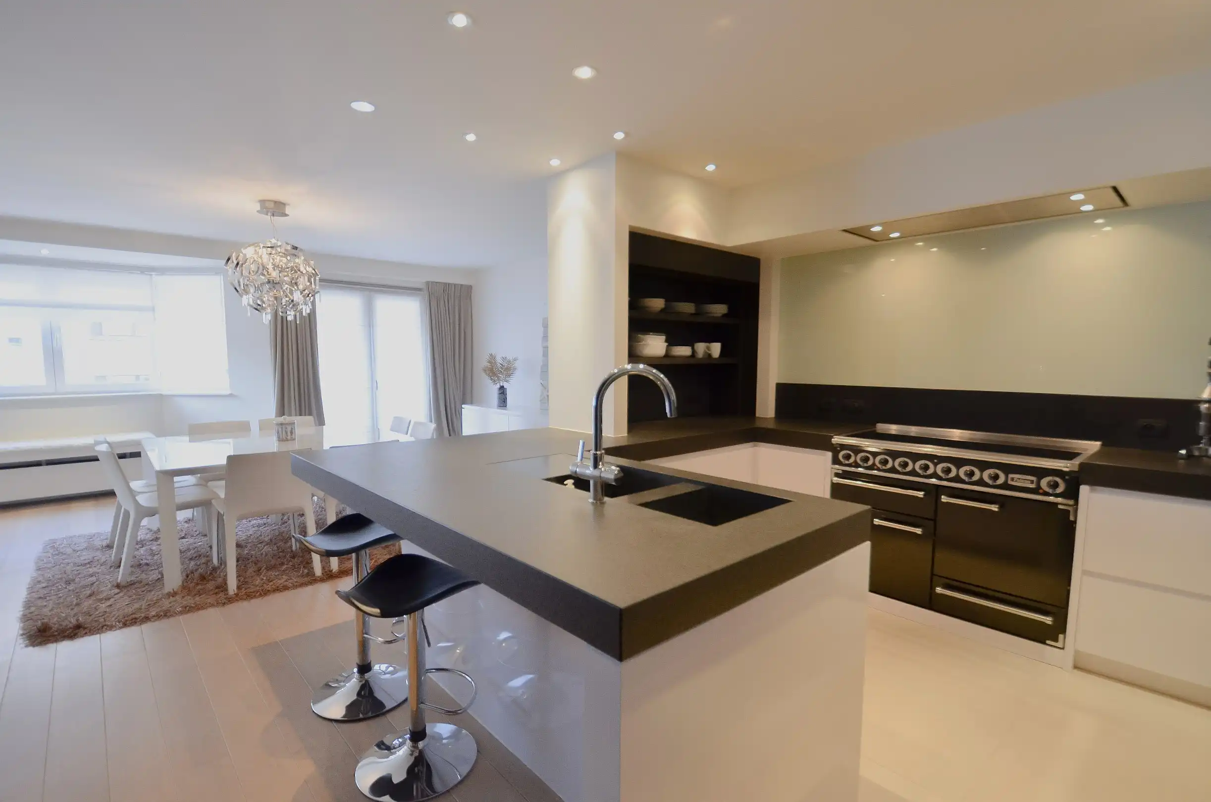 Topaanbieding – Uitzonderlijk ruim appartement in stijlvolle residentie. foto 10