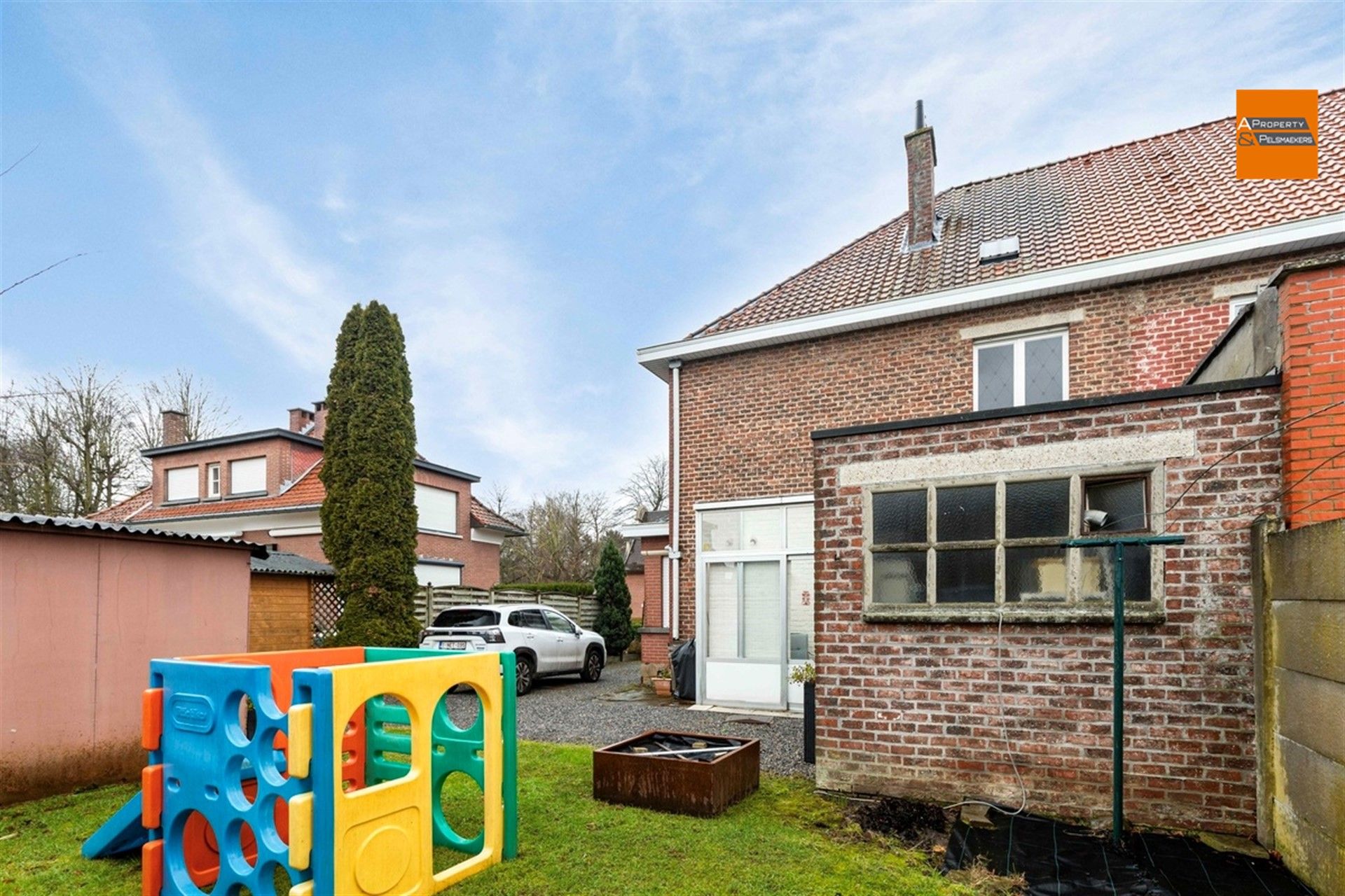 BOD AANVAARD Te renoveren woning met 3 slaapkamers, garage en tuin foto 21
