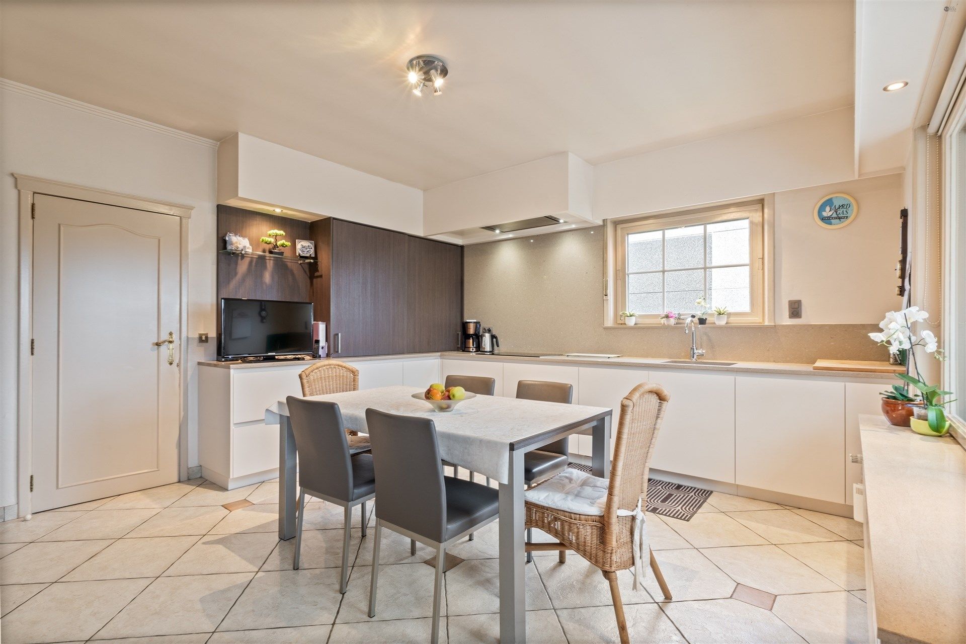 Open bebouwing met uitzicht over weides op 1.034m² grond foto 8