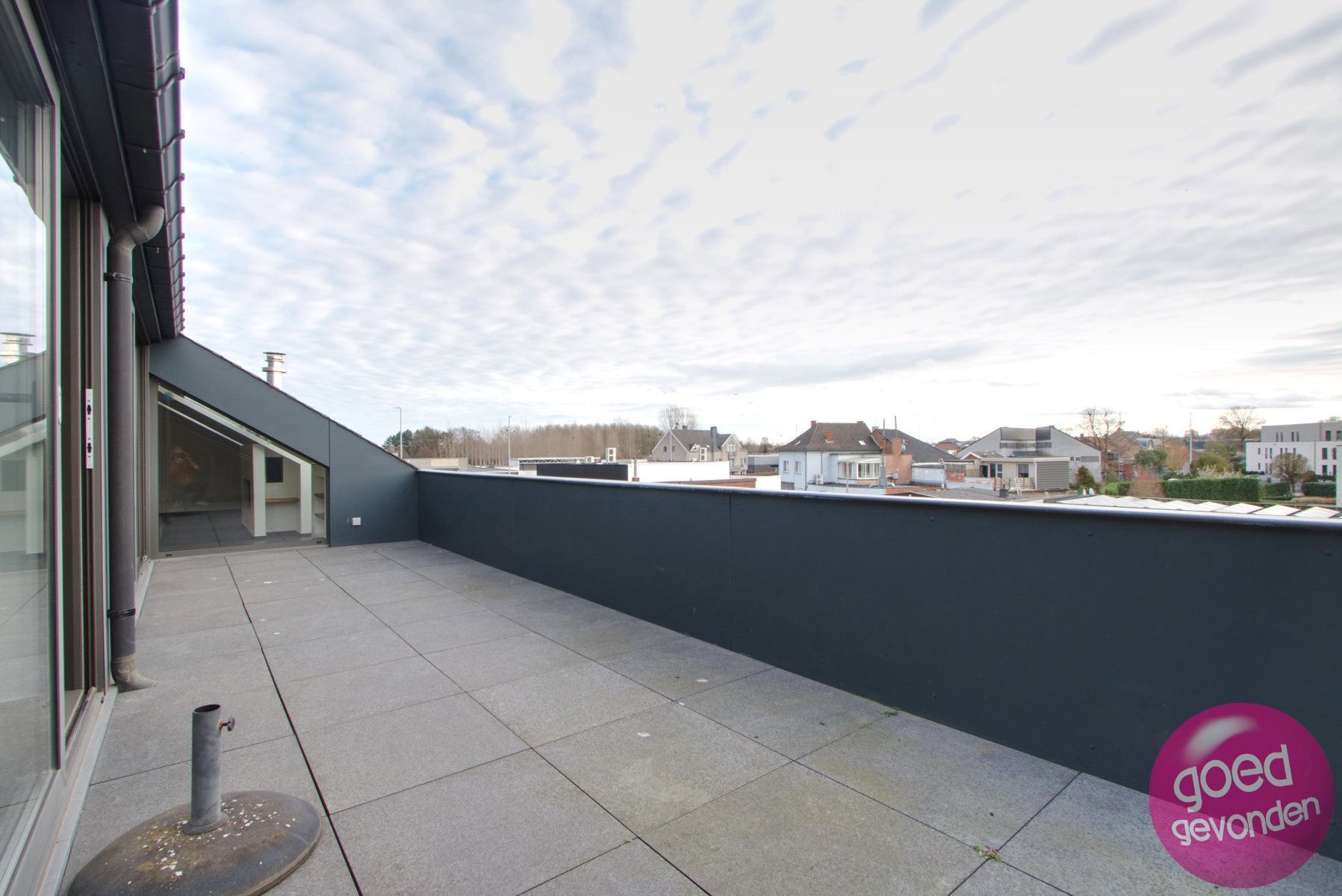 Erg ruim 2-slk app met terras en parking foto 10