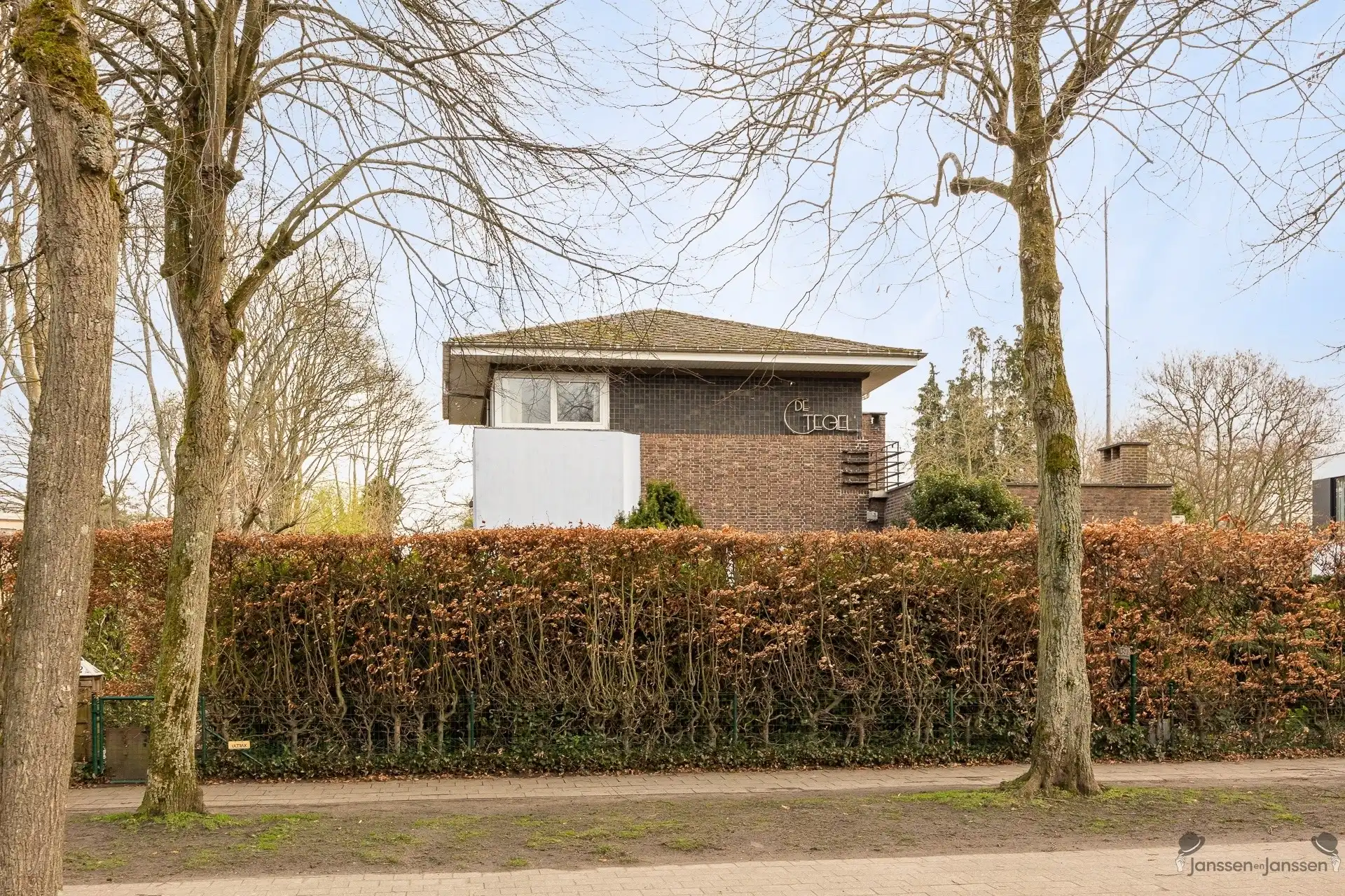 Unieke kans in het hart van Brasschaat karaktervolle villa met dubbele woningstructuur op prachtig perceel van 2.080 m² foto 4