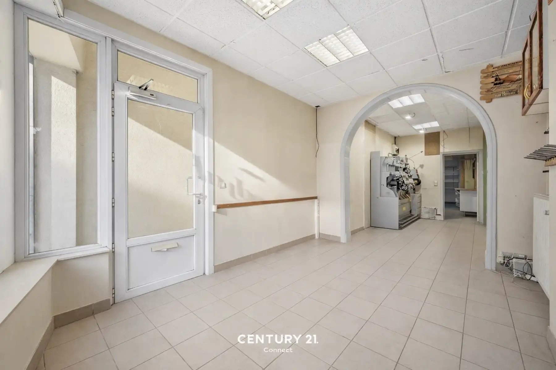 Handelsgelijkvloers met kelderopslagruimte foto 2