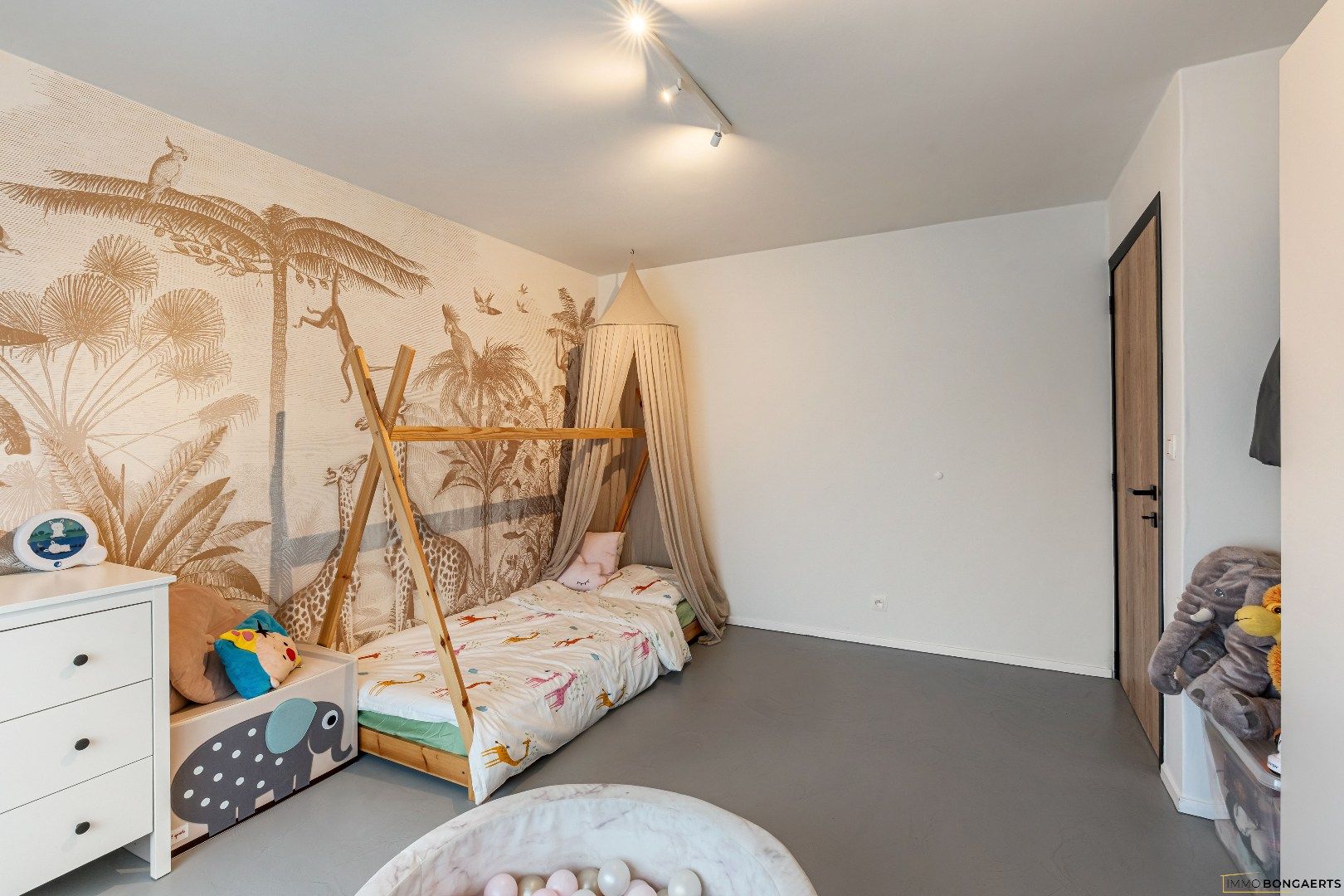 Ruime woning met 4 slaapkamers foto 24