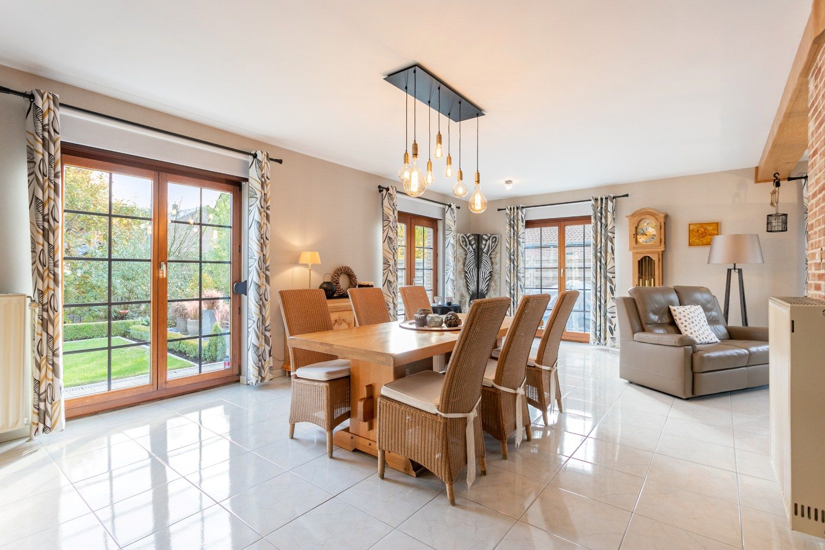 Charmante instapklare woning met 3 SLPKS, tuin & garage foto 6