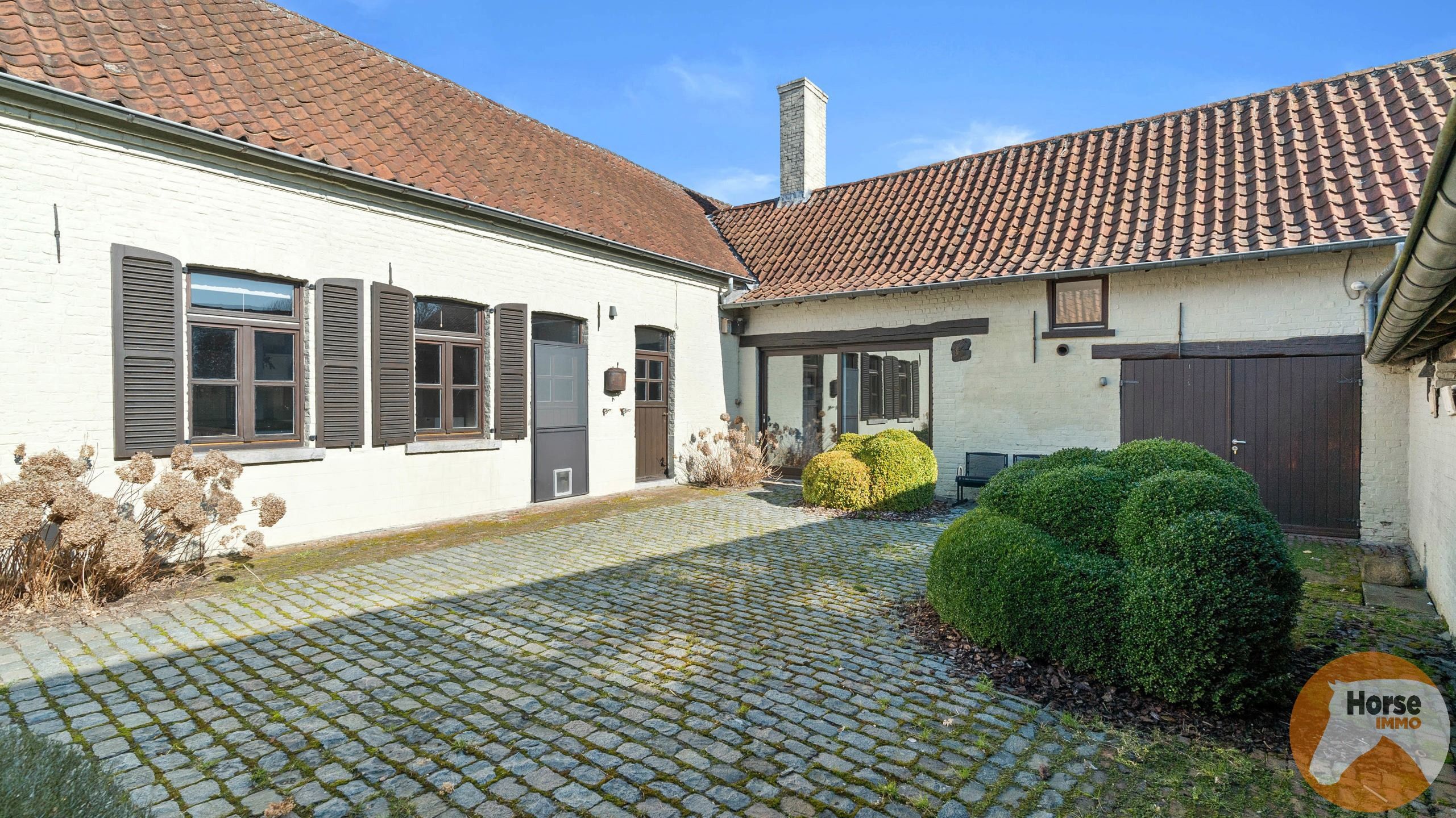 Charmante vierkantshoeve in het landelijke Aaigem op 1515 m² foto 2