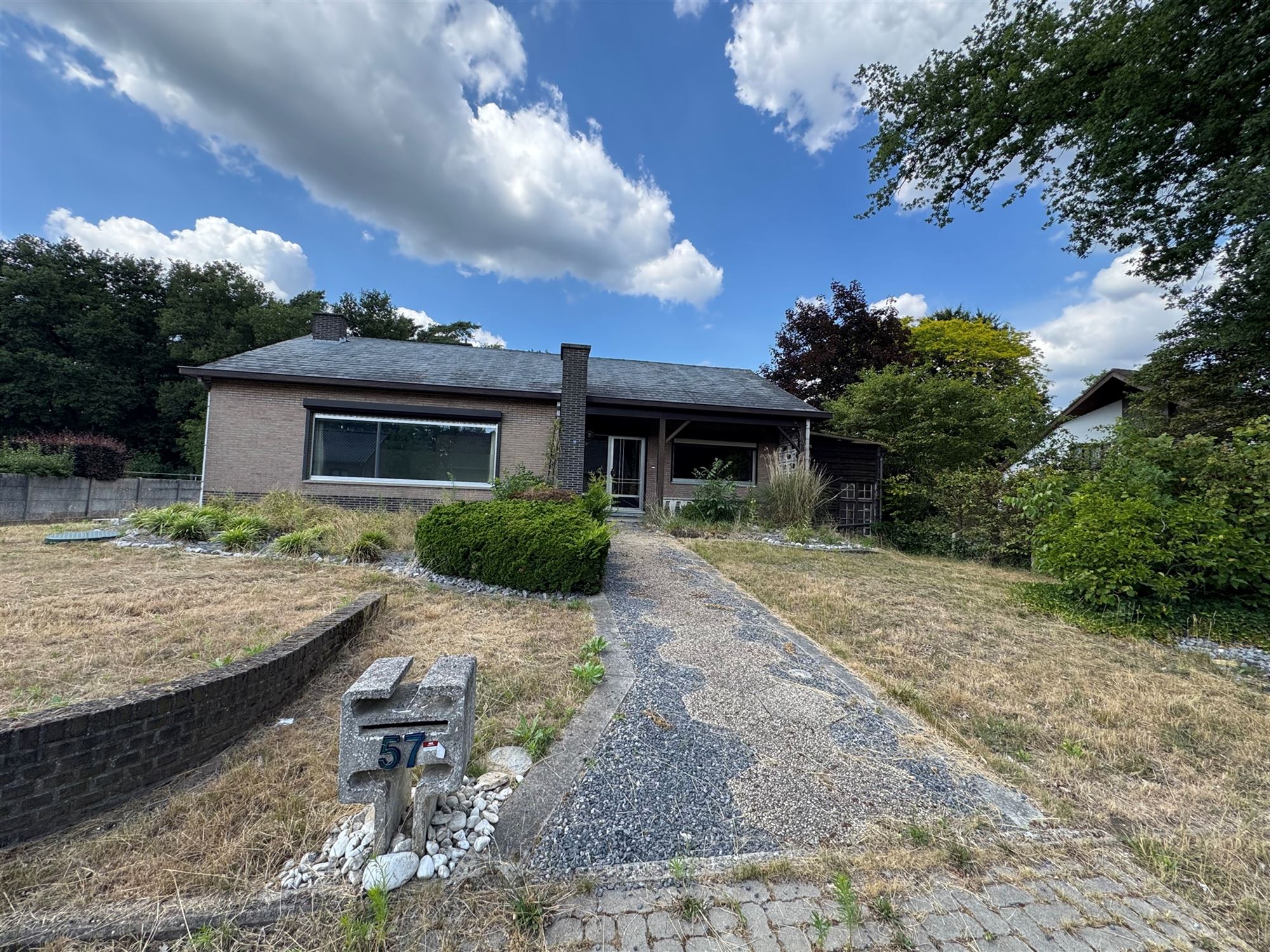 GOED ONDERHOUDEN GELIJKVLOERSE WONING (181M2) MET 3 SLAAPKAMERS EN GROTE TUIN (12A53) TE KOERSEL foto {{pictureIndex}}