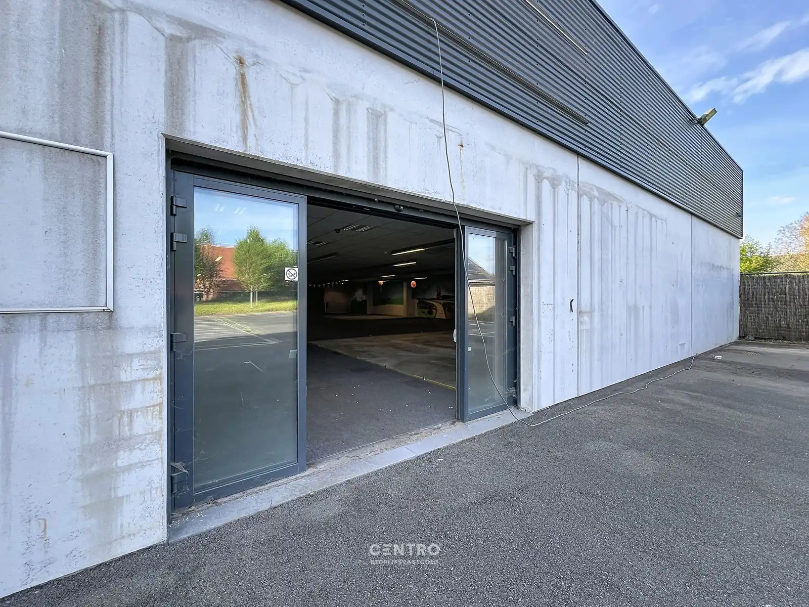 Multifunctioneel bedrijfspand (binnenrecreatie, toonzaal, winkel, opslag,...) van 782m² met 40 parkeerplaatsen op eigen terrein te Bavikhove (Harelbeke). foto 10