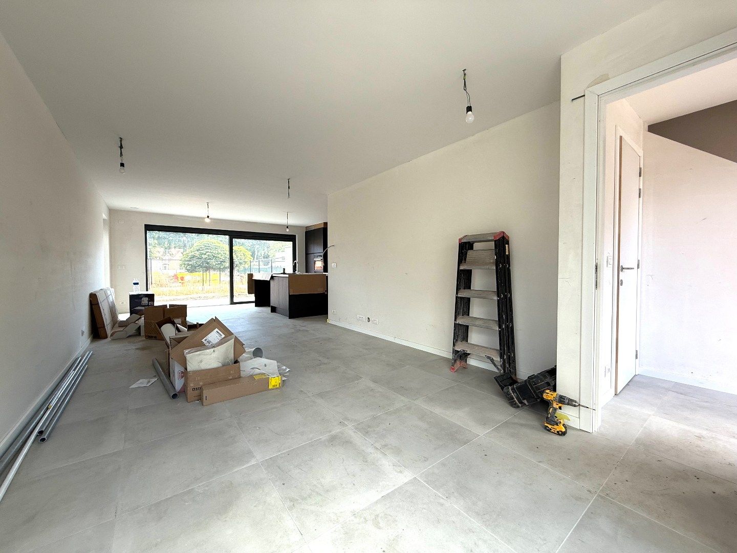 Nieuwbouw half open bebouwing met carport foto 3