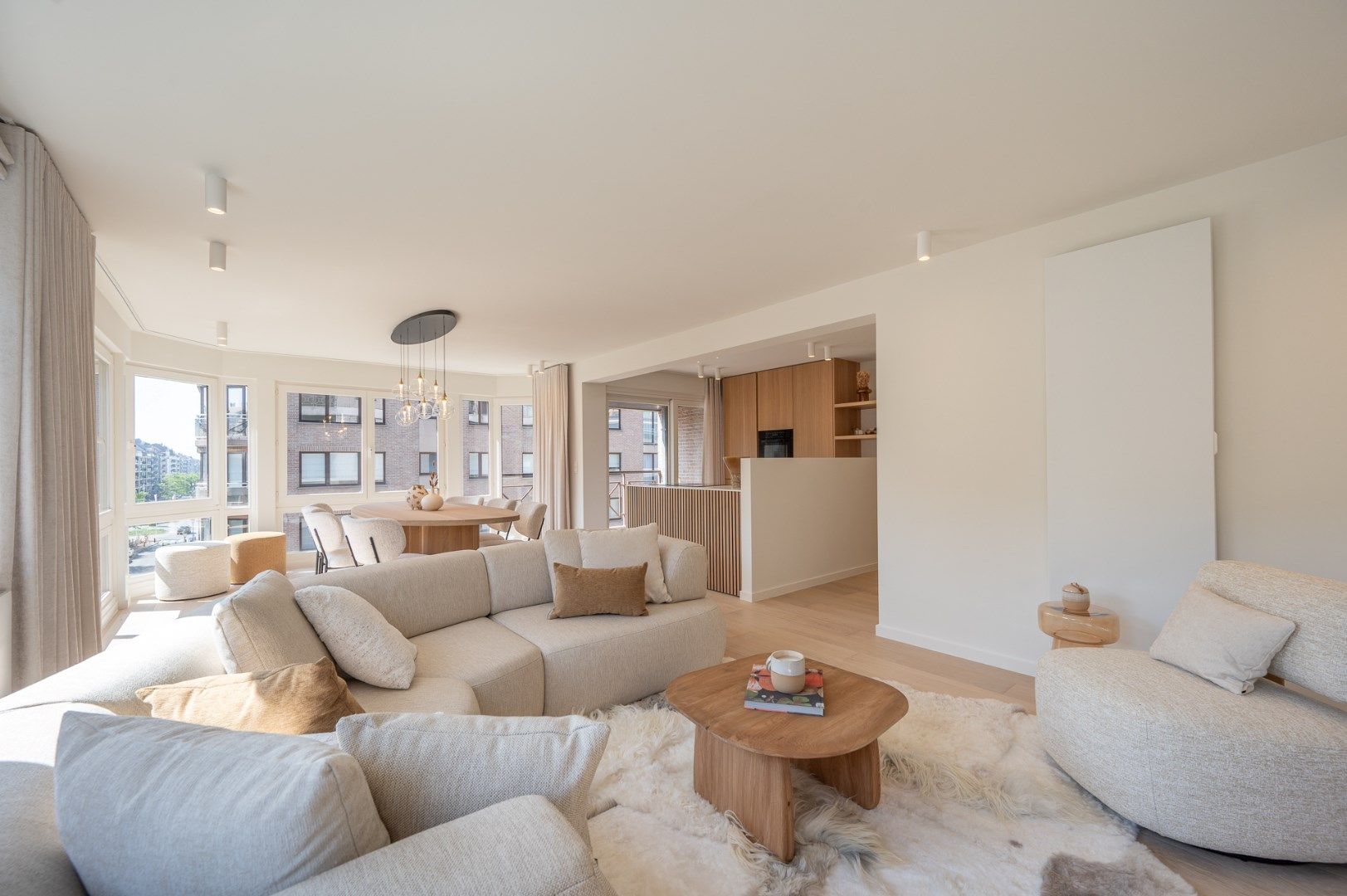 Prachtig gerenoveerd hoekappartement in centrum Knokke vlakbij de Zeedijk en het Van Bunnenplein  foto {{pictureIndex}}