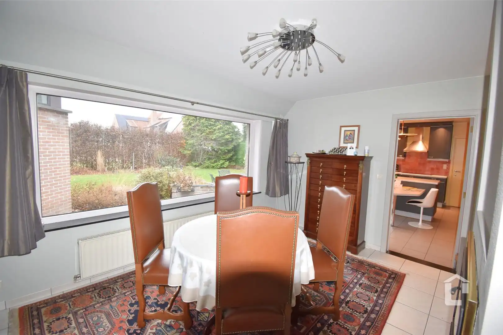 Ruime, unieke villa met bureaus in woonwijk foto 6