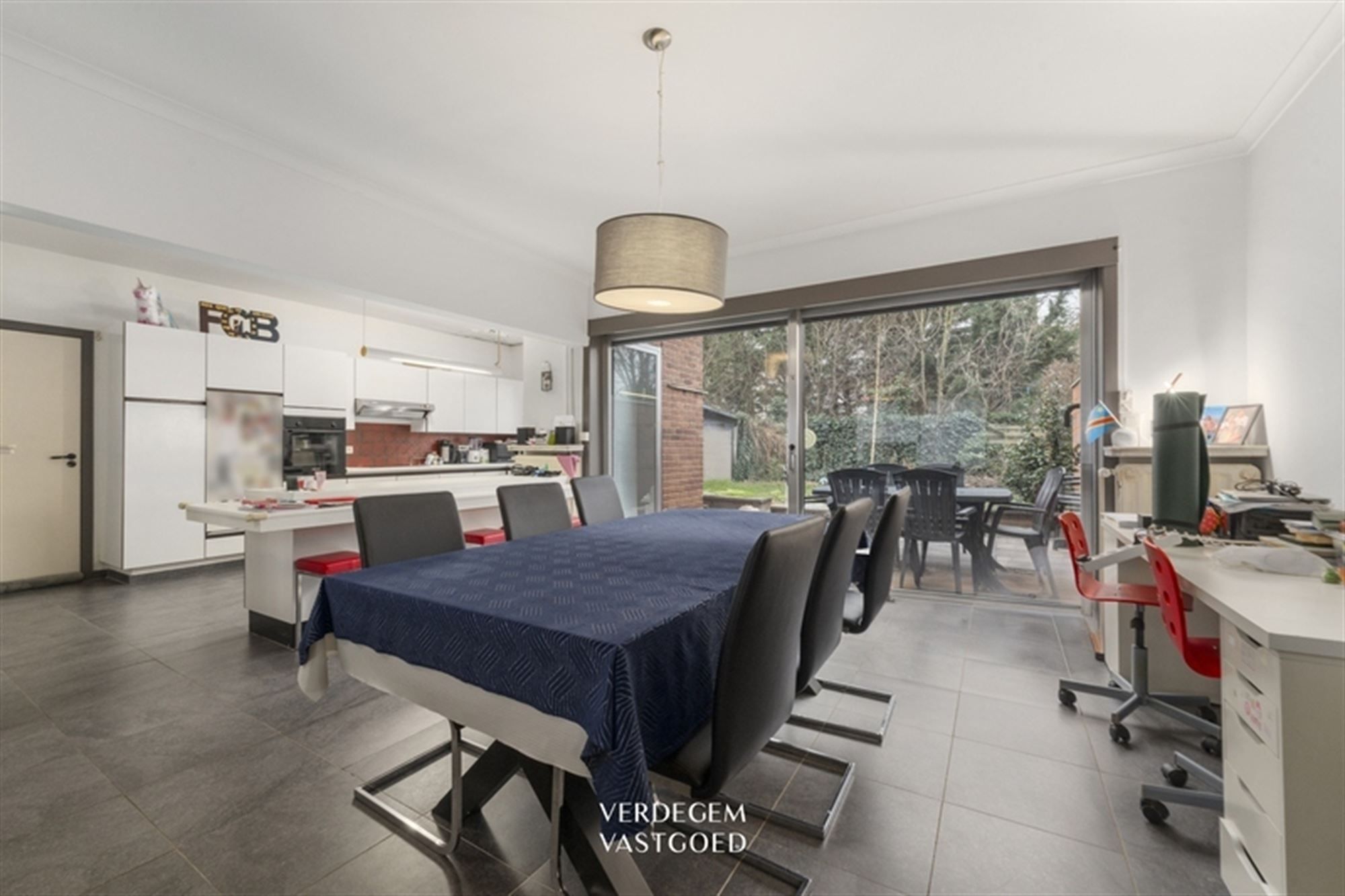 Ruime woning met 5 slaapkamers, zuidwestgerichte tuin en inpandige garage met oprit in een rustige straat foto 5