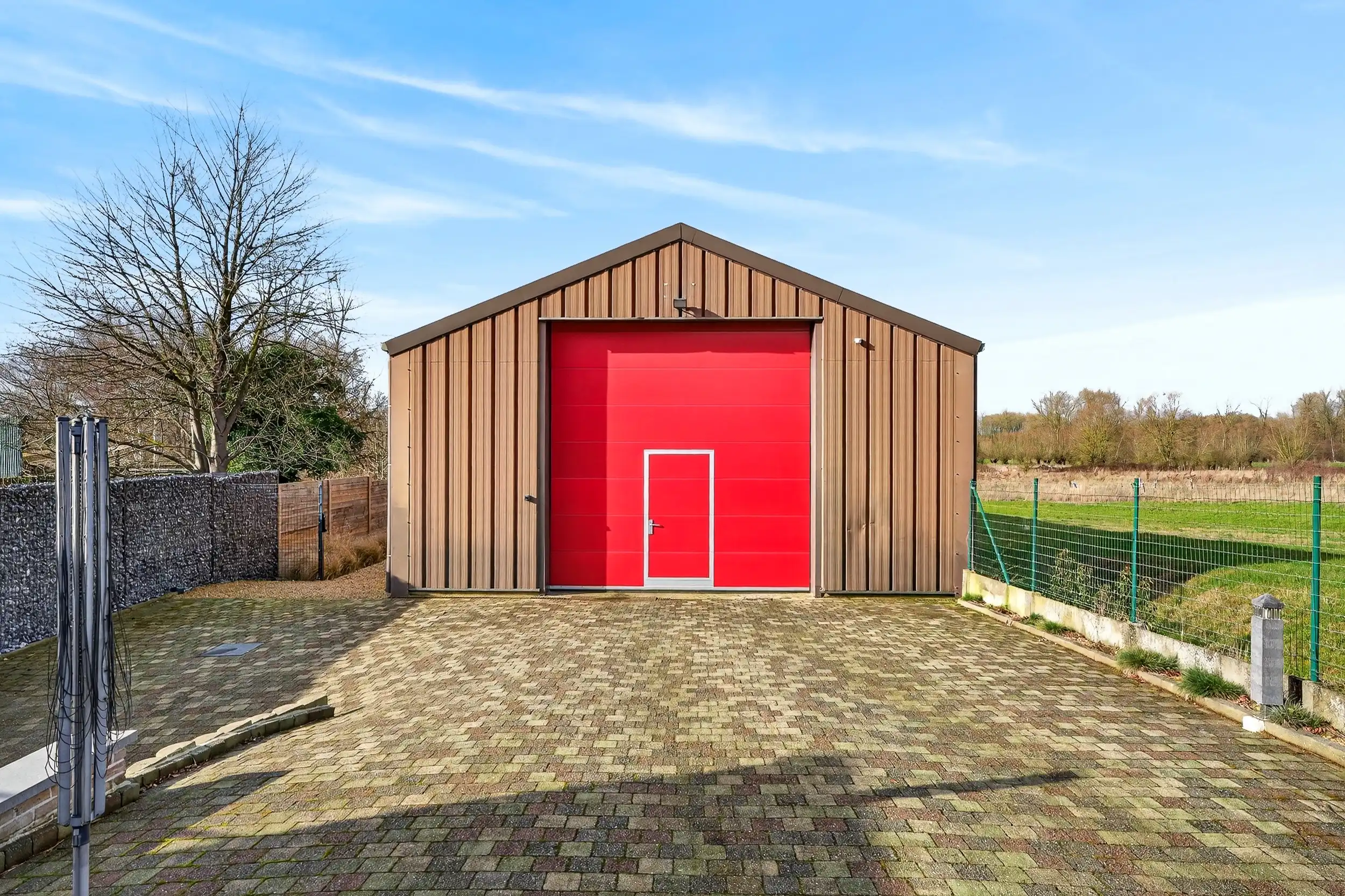 Handelshuis met loods op toplocatie foto 16