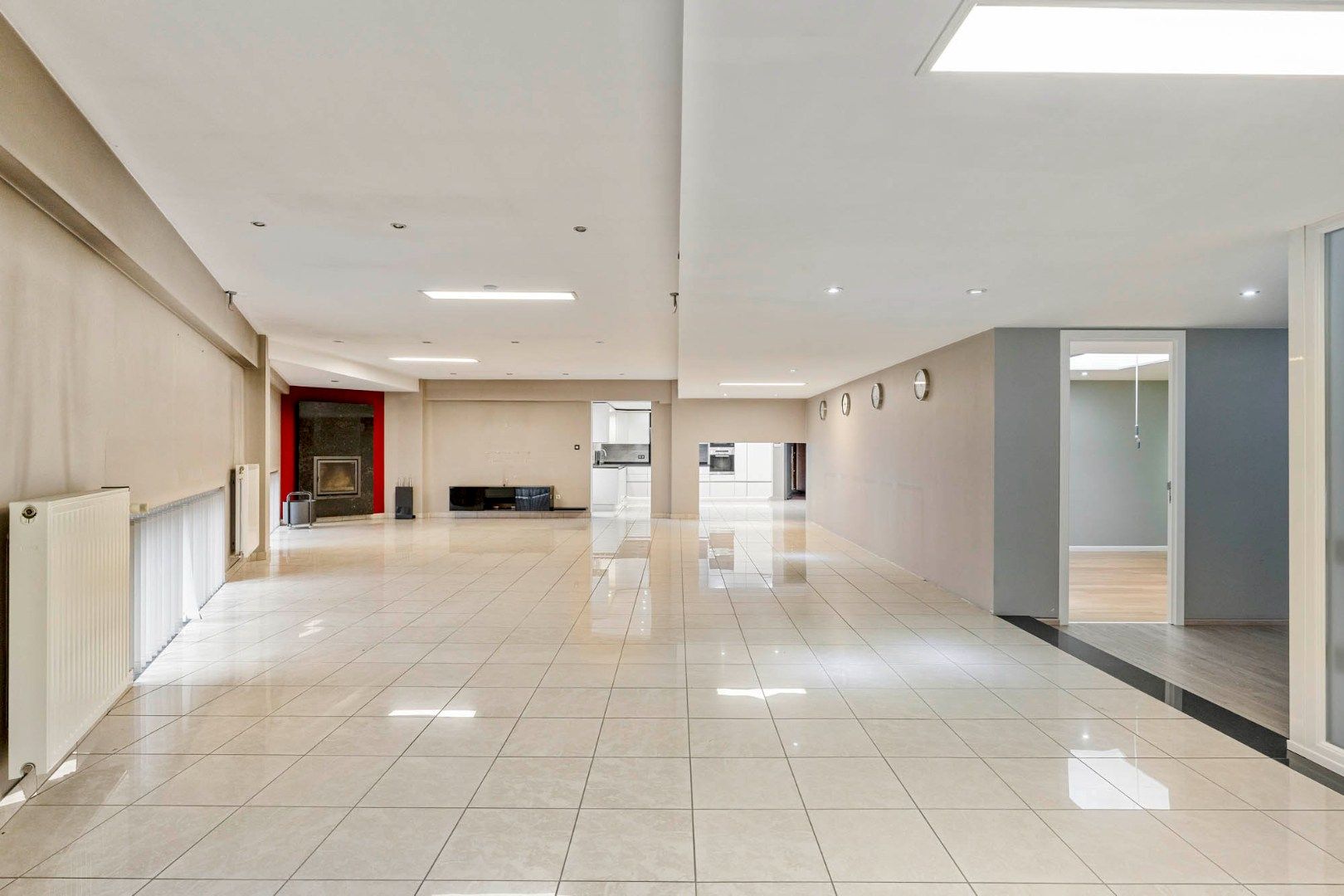 Bedrijfsgebouw met kantoren, magazijnen en woonst - groot 2580 m² foto 31