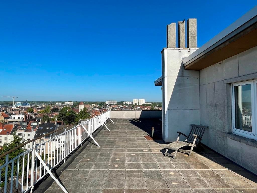 Dit penthouse met een oppervlakte van 220m² met een enorm zonneterras (+ 100m²), is gelegen langs het Citadelpark, op wandelafstand van het Gentse Sint-Pieterstation en de historische binnenstad. foto 17