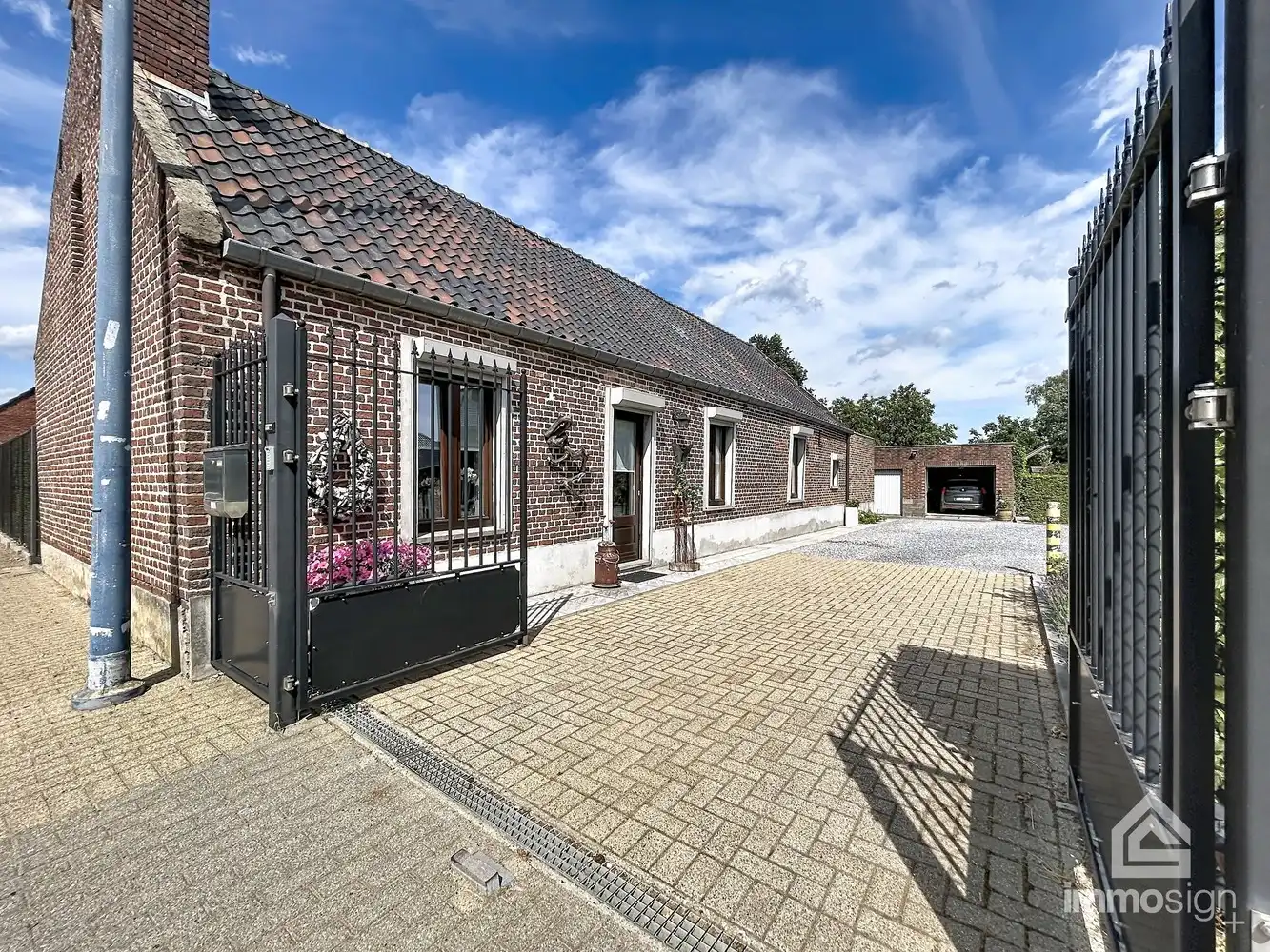 Ruime woning op bijna 2.000 m² grond met dubbele garage en werkhuis foto 9