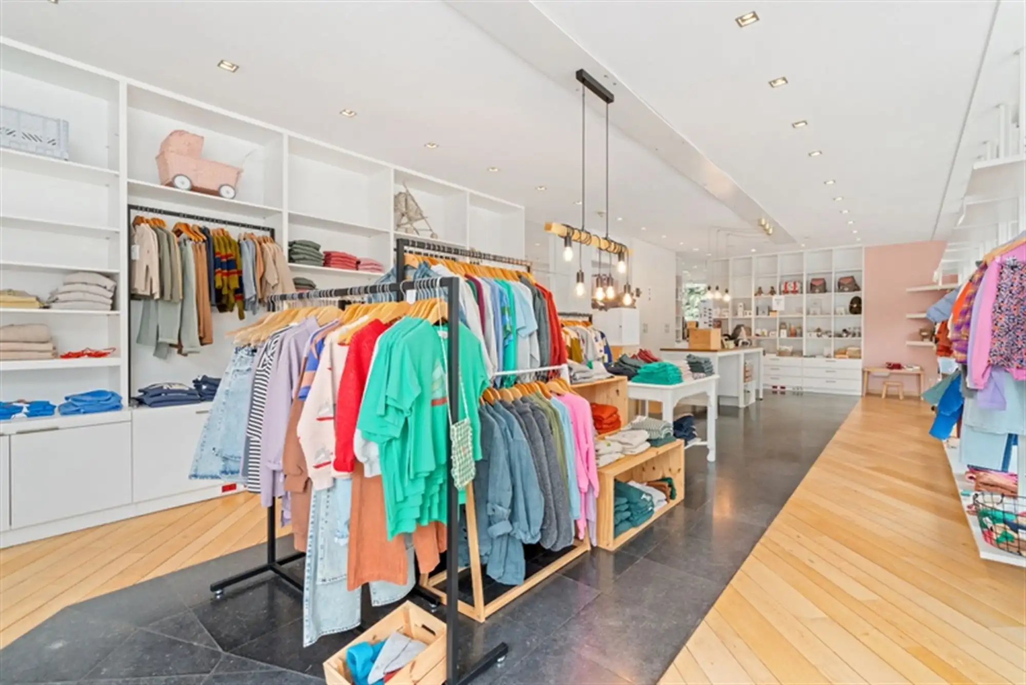 Handelspand met ruime privé parking in centrum Evergem foto 5