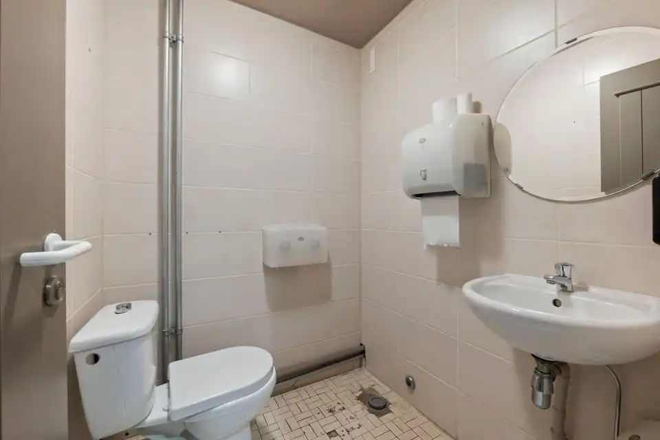 HANDELSHUIS MET PARKING OP EEN TOPLOCATIE IN LINTER foto 15