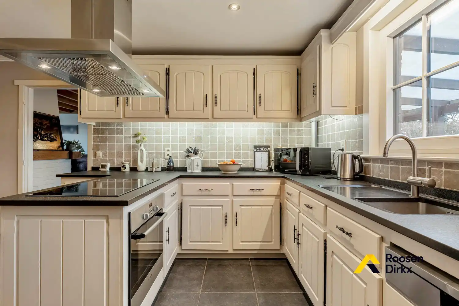 Solide woning met  4 slaapkamers en ruime garage op perceel van 734m² foto 13