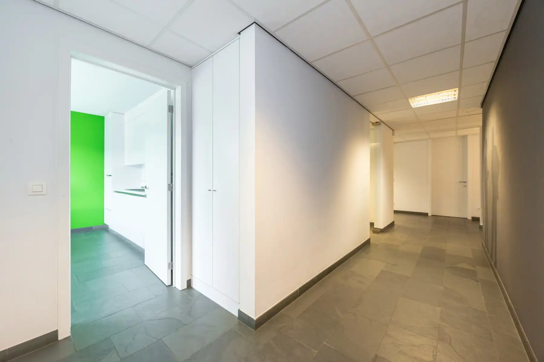 Goed gelegen kantoorruimte (circa 265m²) in het centrum van Meer (Hoogstraten) met parking. foto 21