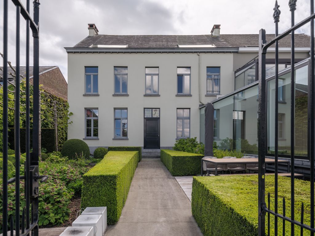 Erpe-Mere - Prachtig gerestaureerde herenwoning uit 1888 met 4 ruime slaapkamers en aangelegde, zonnige tuin met zwembad en poolhouse. foto 1