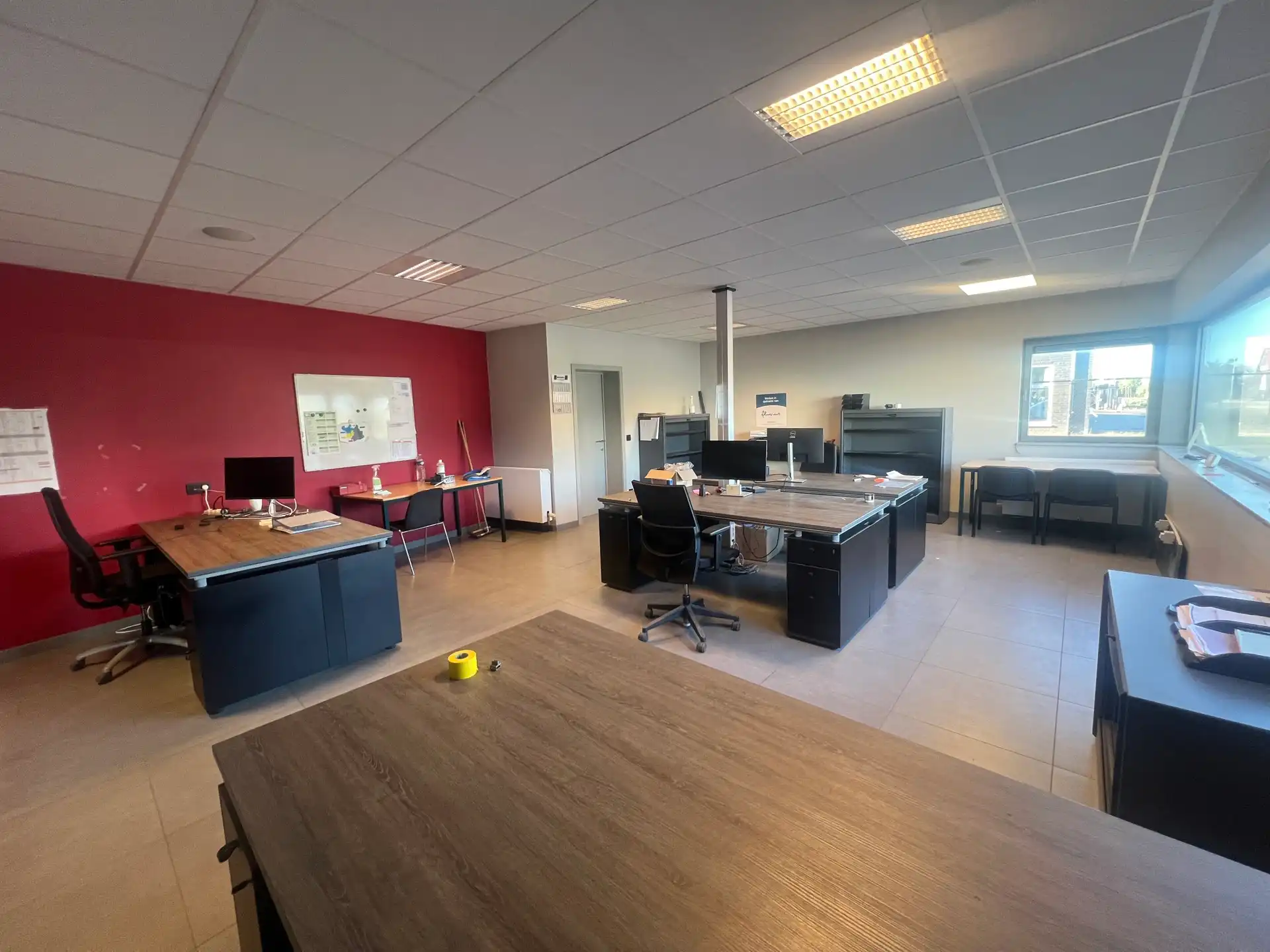 MULTIFUNCTIONEEL BEDRIJFSGEBOUW MET APPARTEMENT EN BUITENTERREIN foto 9